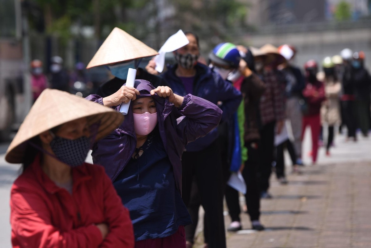 Dân nghèo đội nắng nóng xếp hàng chờ shopping siêu thị 0 đồng ảnh 5