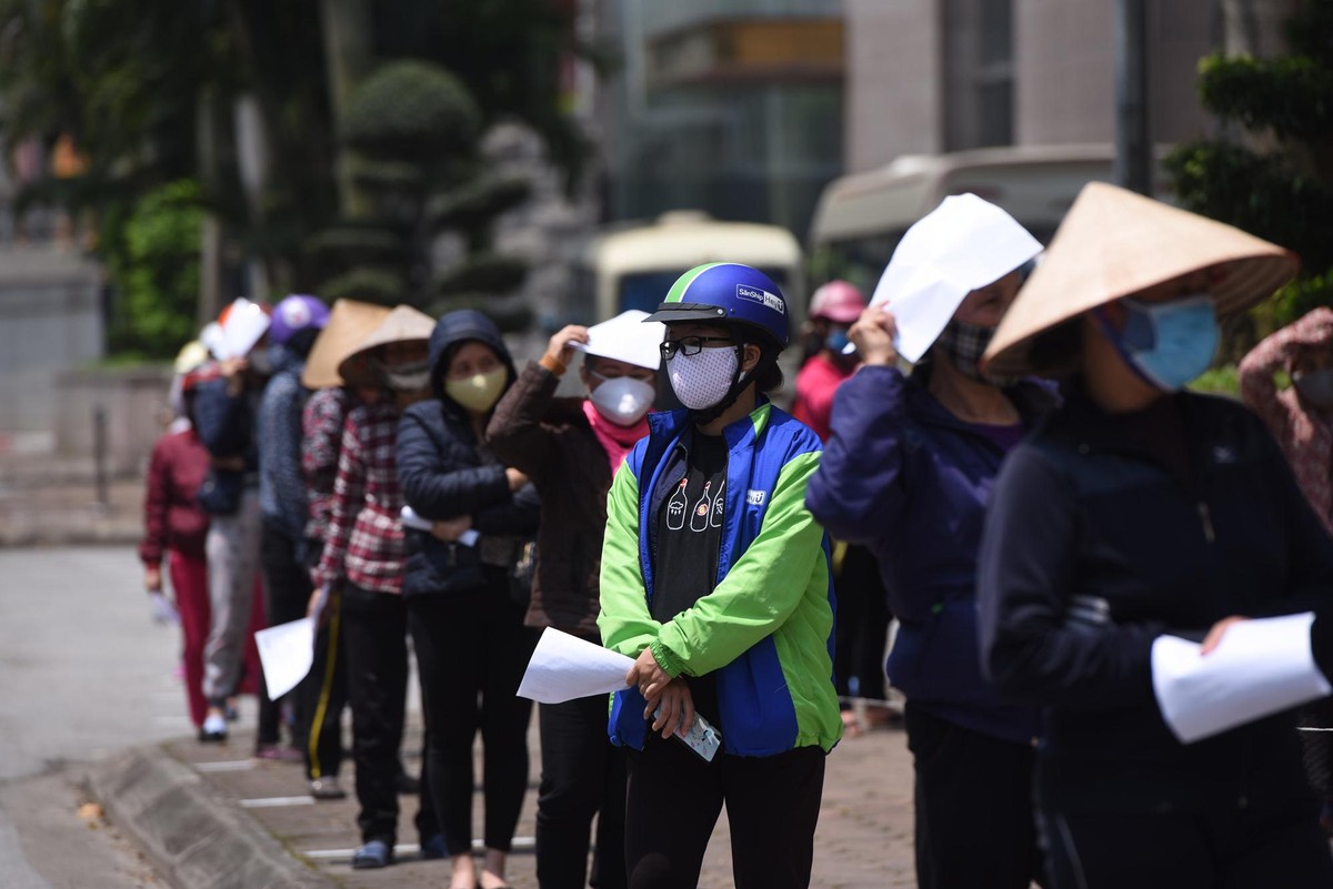 Dân nghèo đội nắng nóng xếp hàng chờ shopping siêu thị 0 đồng ảnh 4