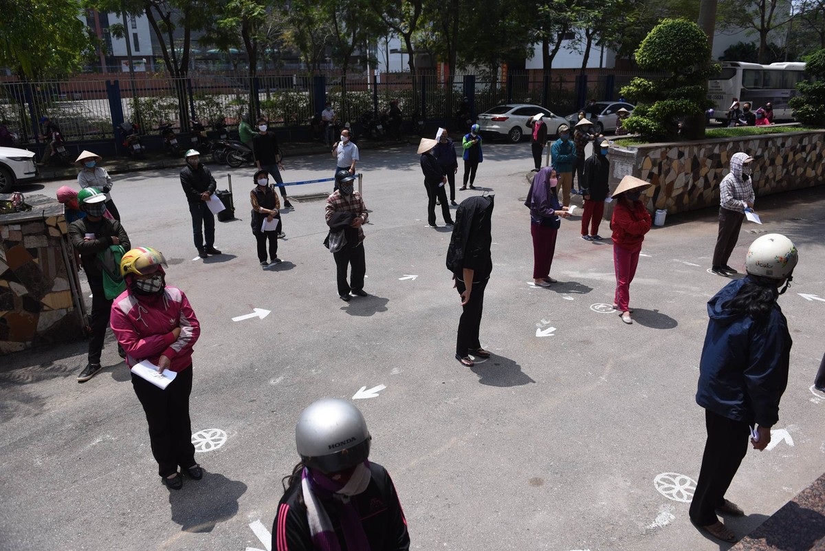 Dân nghèo đội nắng nóng xếp hàng chờ shopping siêu thị 0 đồng ảnh 6