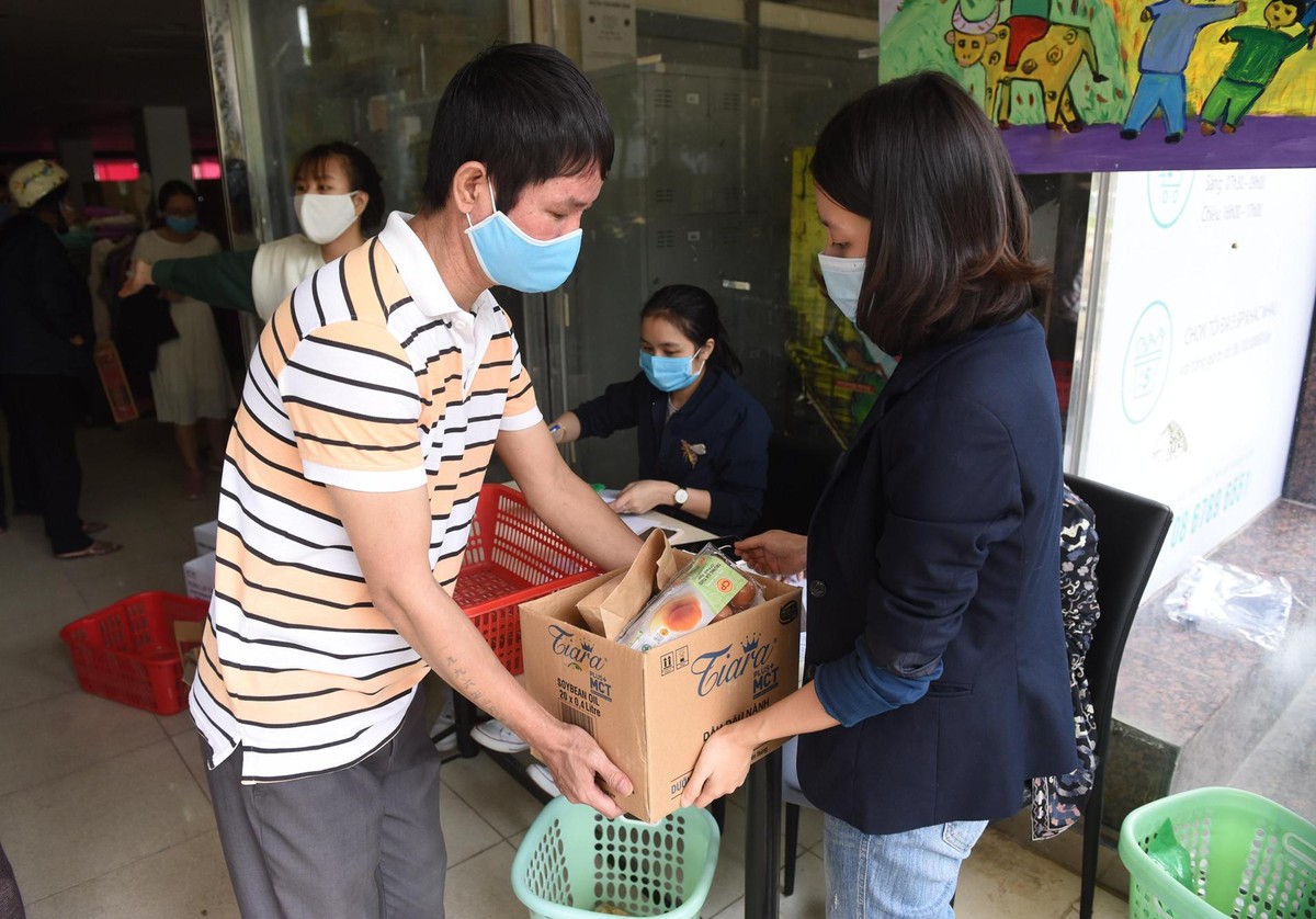 Dân nghèo đội nắng nóng xếp hàng chờ shopping siêu thị 0 đồng ảnh 8