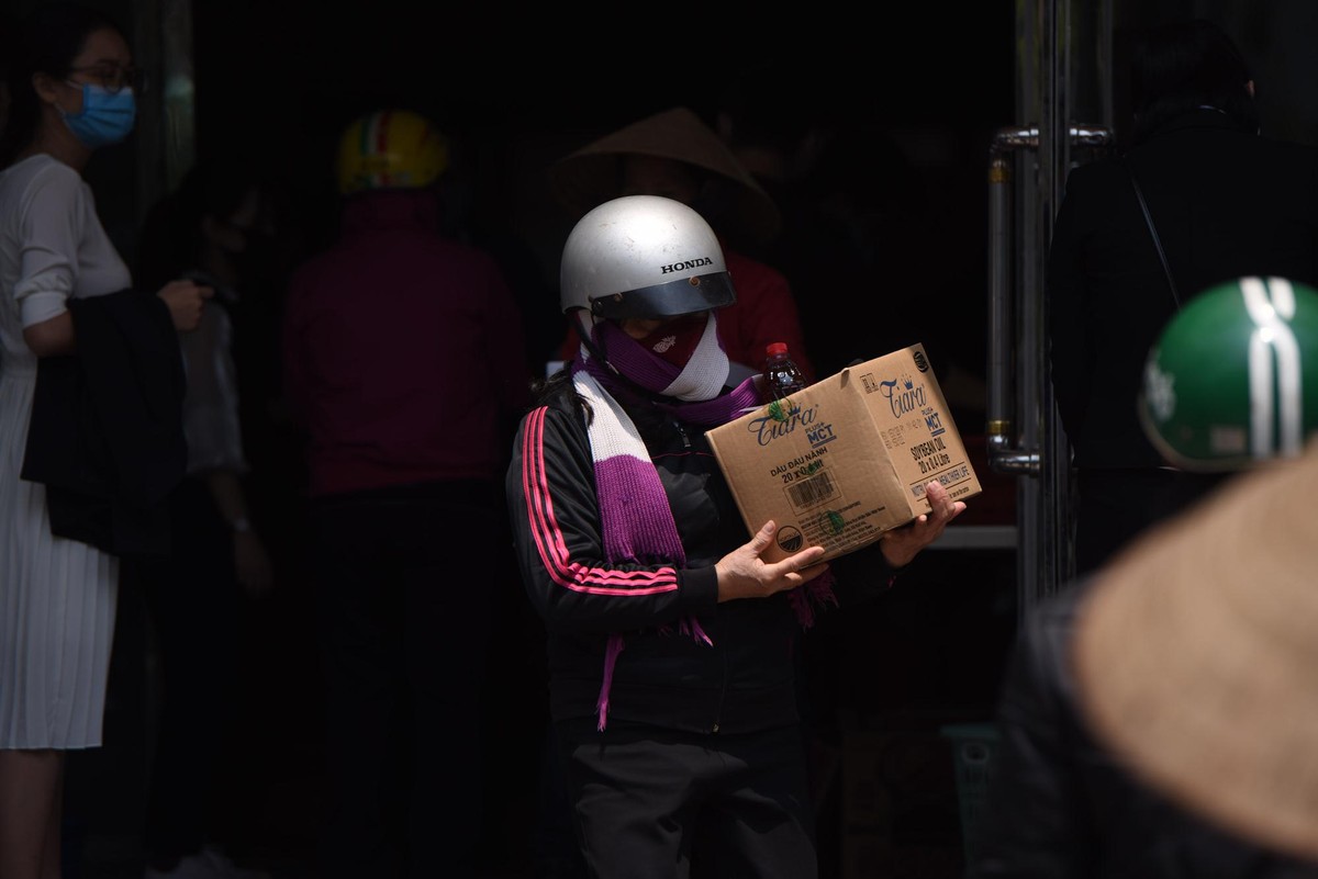 Dân nghèo đội nắng nóng xếp hàng chờ shopping siêu thị 0 đồng ảnh 10