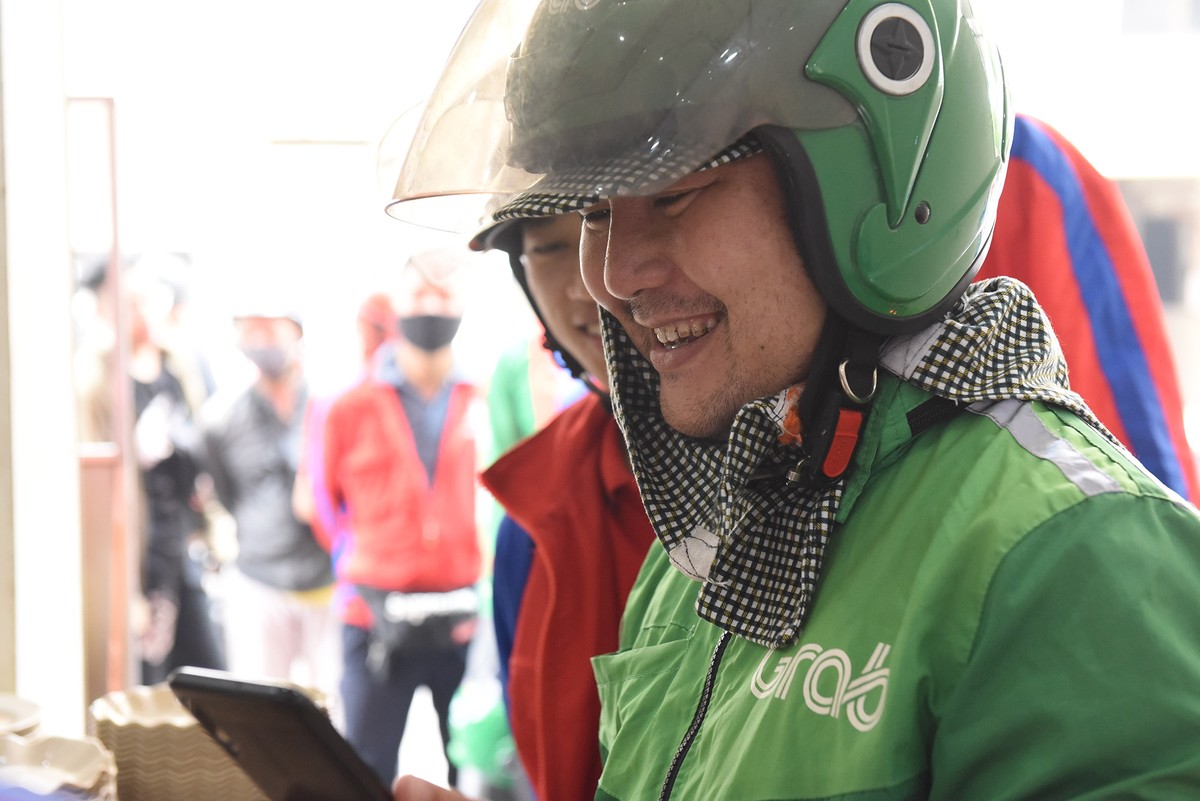 Thời tiết nắng nóng, shipper xếp hàng dài mua đồ ăn  ảnh 9