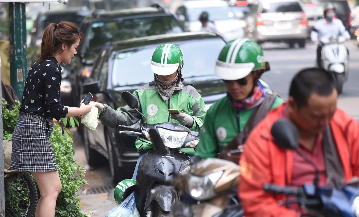 Thời tiết nắng nóng, shipper xếp hàng dài mua đồ ăn  ảnh 2