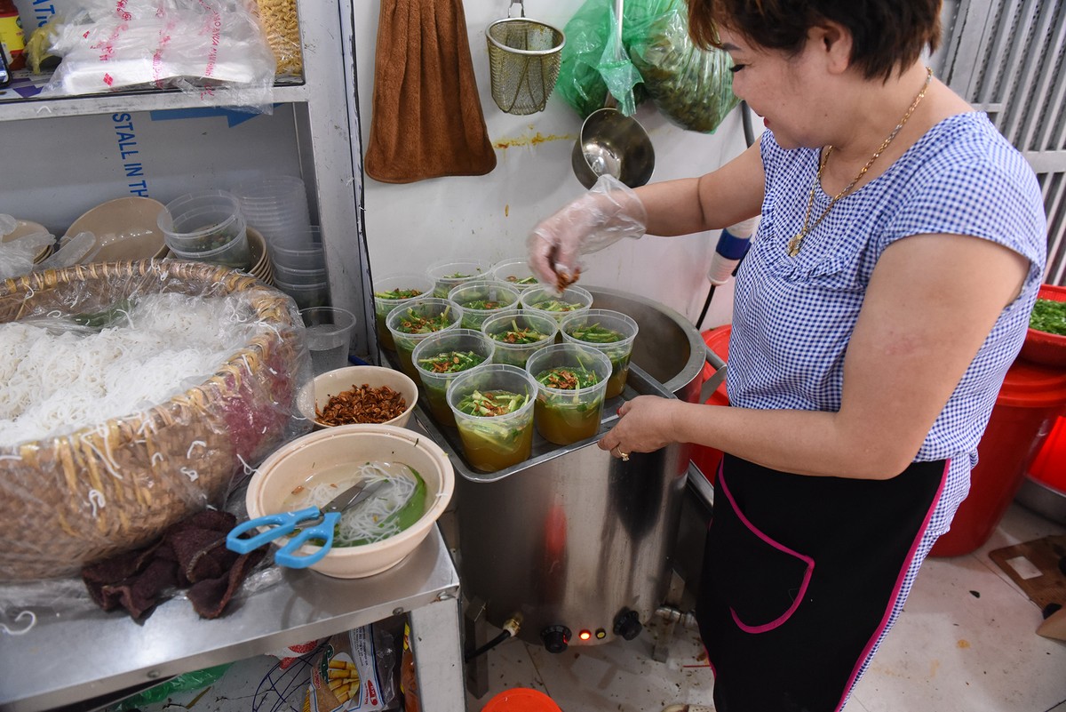 Thời tiết nắng nóng, shipper xếp hàng dài mua đồ ăn  ảnh 4