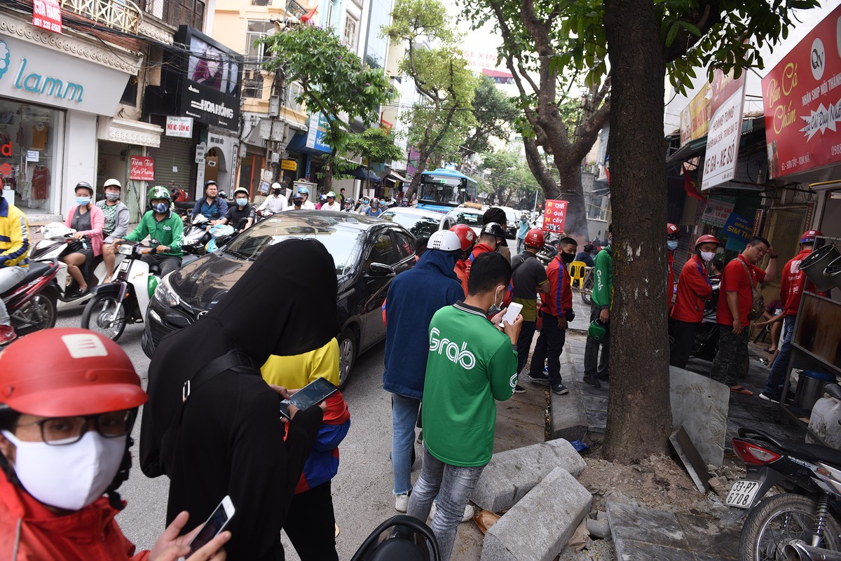 Thời tiết nắng nóng, shipper xếp hàng dài mua đồ ăn  ảnh 6