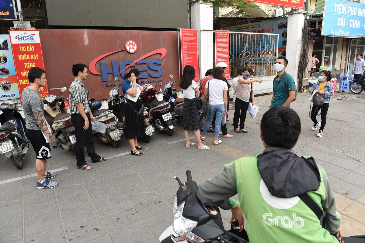 Xếp hàng từ 6h sáng làm trợ cấp bảo hiểm thất nghiệp ảnh 3