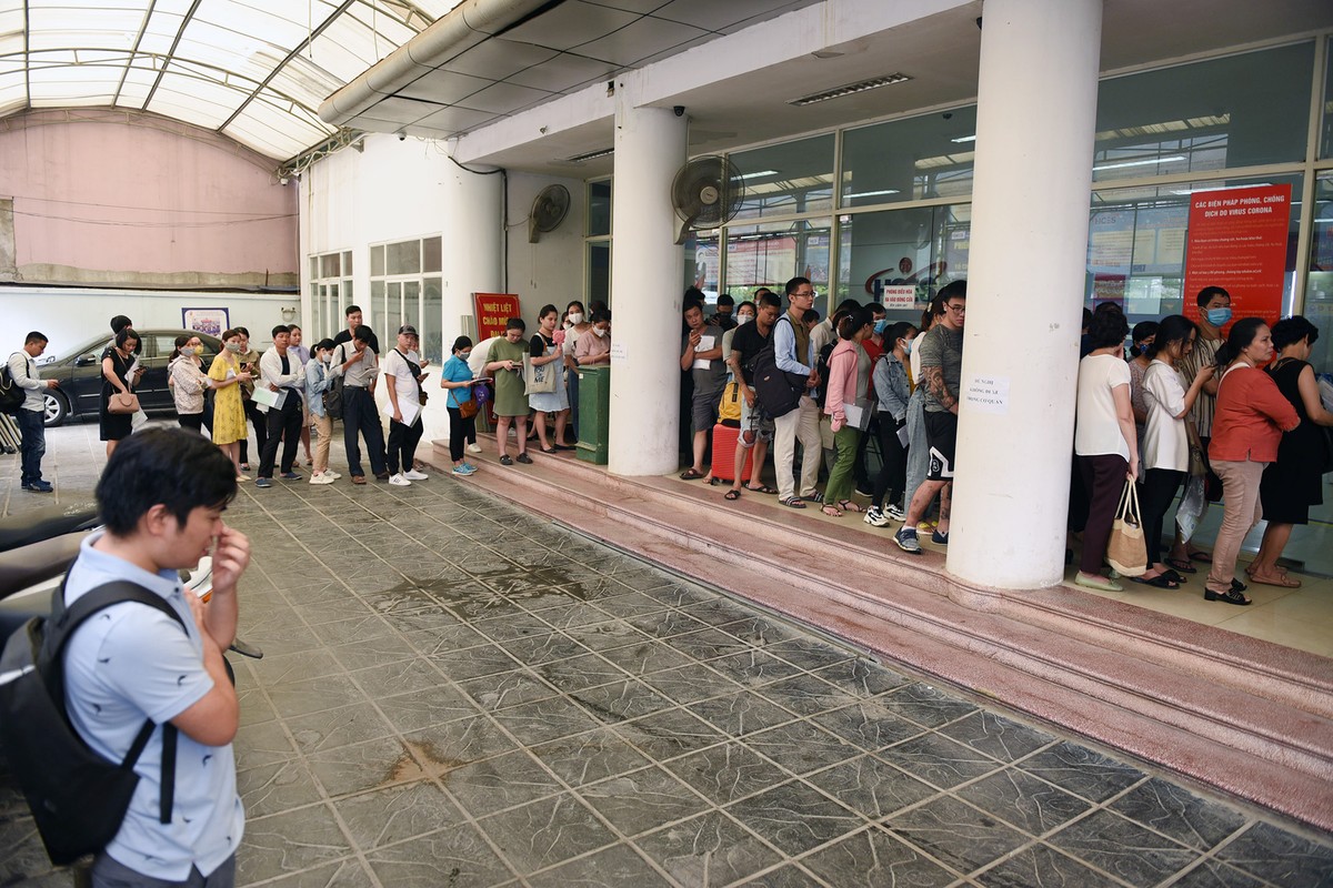 Xếp hàng từ 6h sáng làm trợ cấp bảo hiểm thất nghiệp ảnh 6