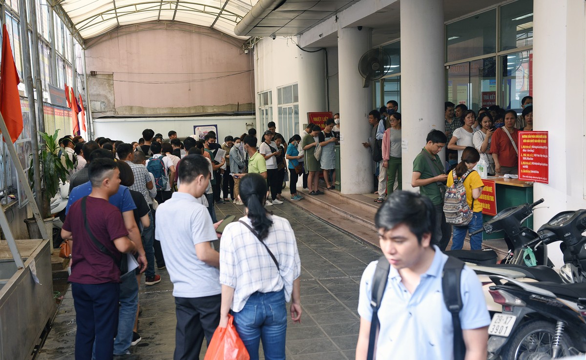 Xếp hàng từ 6h sáng làm trợ cấp bảo hiểm thất nghiệp ảnh 7