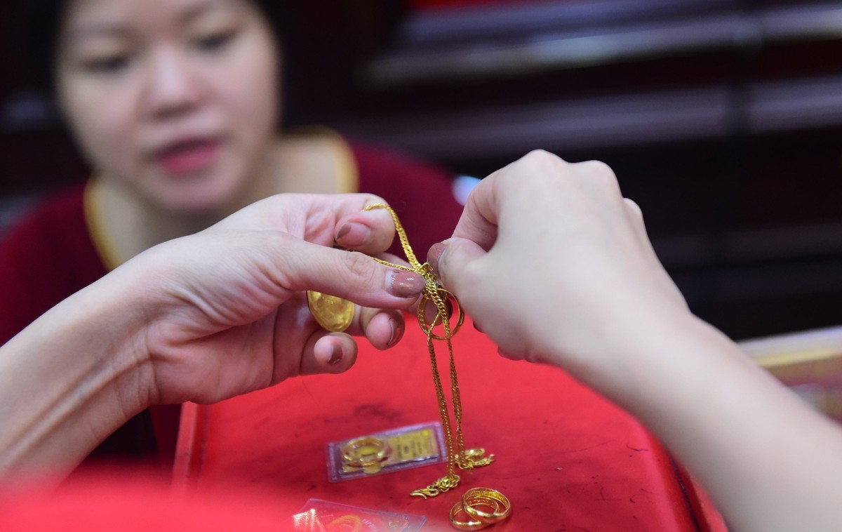 Giá vàng lập đỉnh 50 triệu đồng/lượng, người dân xếp hàng mua bán ảnh 7