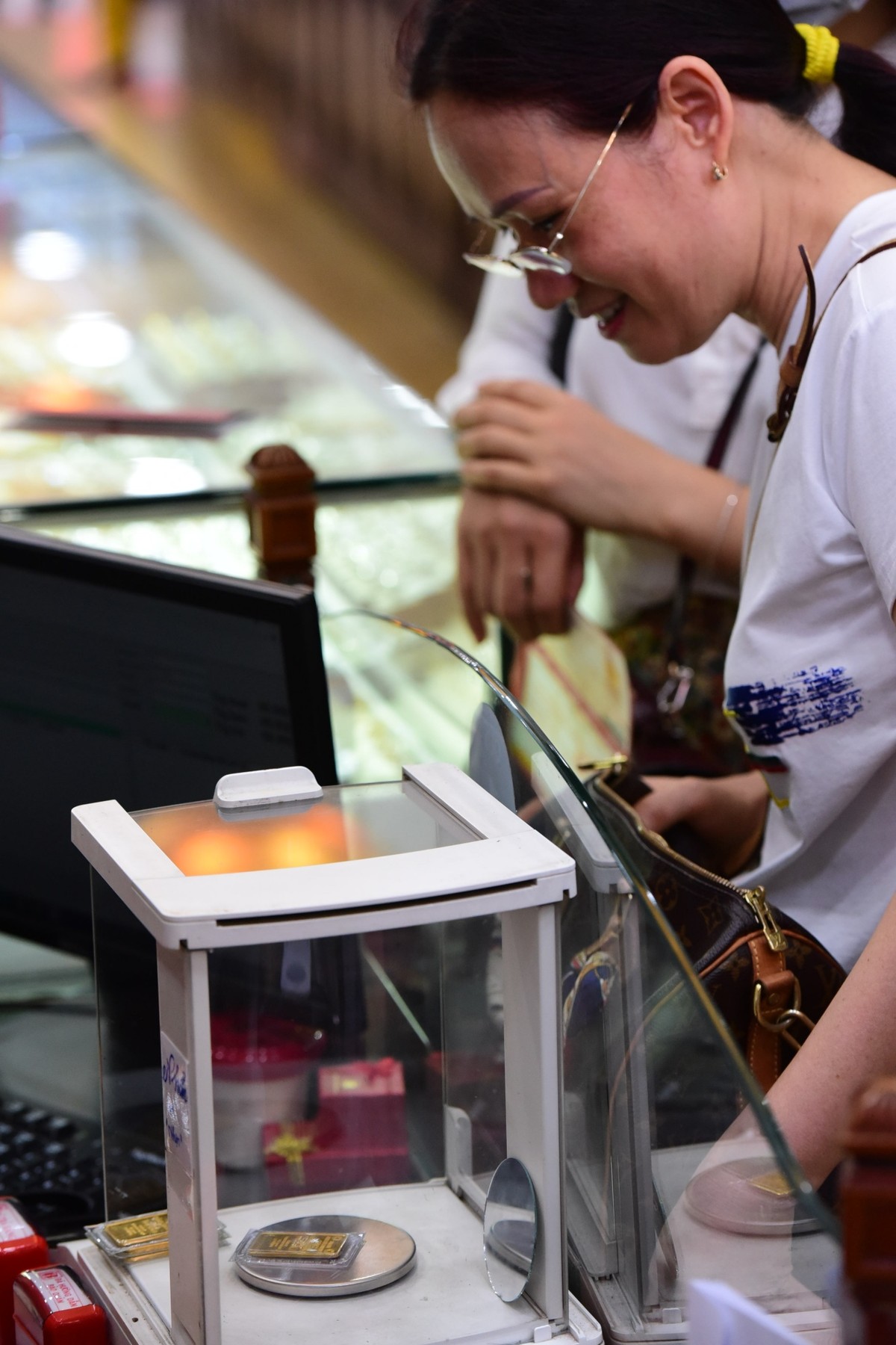 Giá vàng lập đỉnh 50 triệu đồng/lượng, người dân xếp hàng mua bán ảnh 9