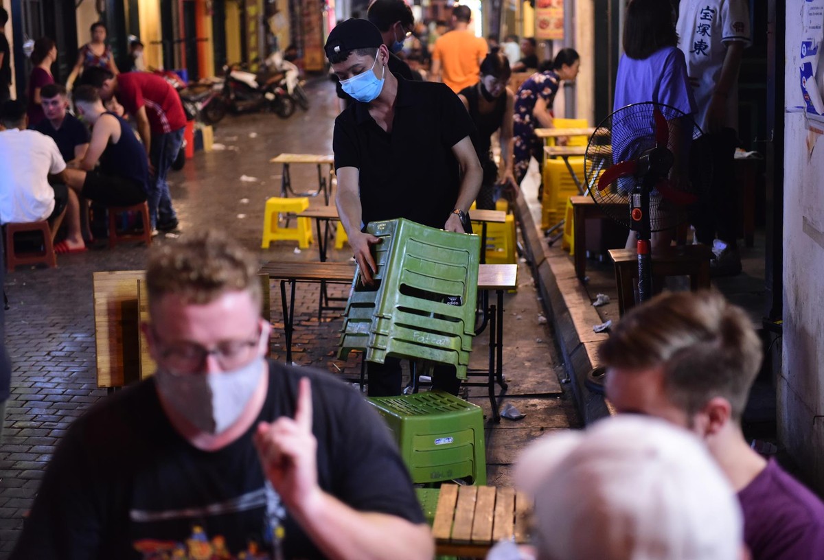 Hà Nội: Hình ảnh hàng quán phố cổ đóng cửa lúc nửa đêm phòng tránh Covid - 19 ảnh 5