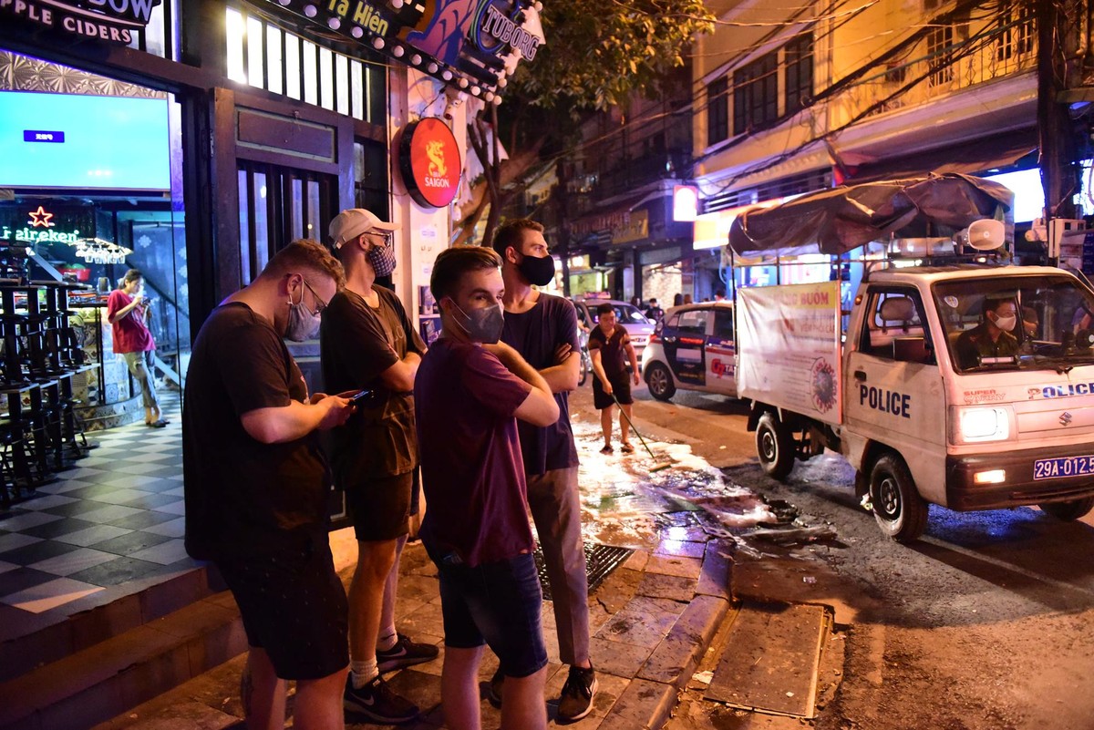 Hà Nội: Hình ảnh hàng quán phố cổ đóng cửa lúc nửa đêm phòng tránh Covid - 19 ảnh 12