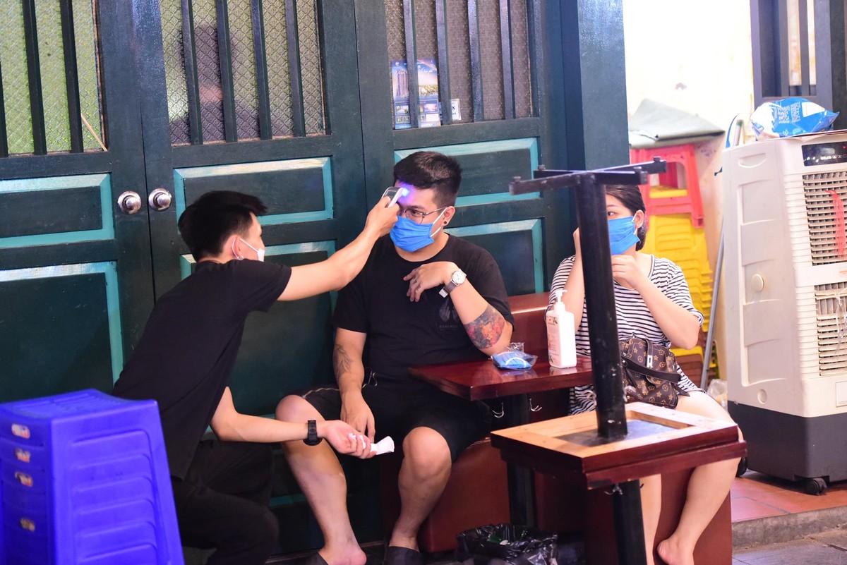 Hà Nội: Hình ảnh hàng quán phố cổ đóng cửa lúc nửa đêm phòng tránh Covid - 19 ảnh 14