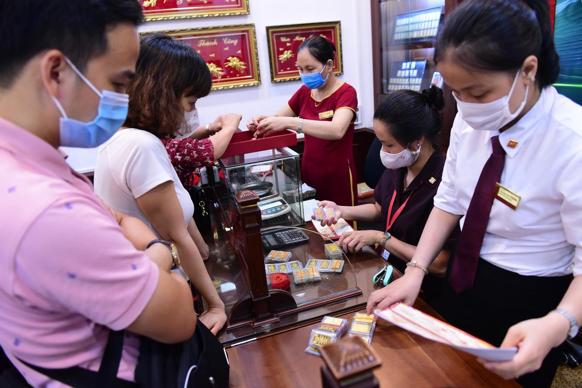 Mang hơn 6 tỷ mua 100 cây vàng ngày giá vàng lên “cơn điên”  ảnh 7