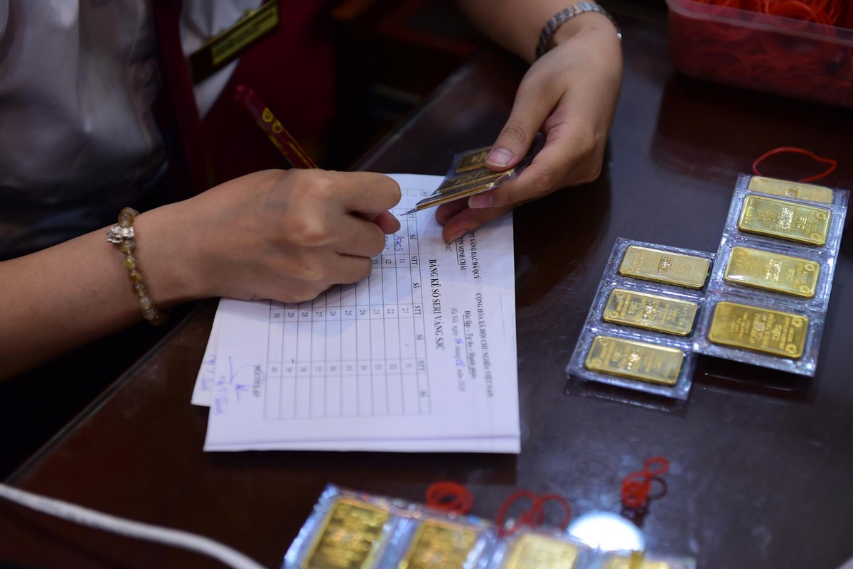 Mang hơn 6 tỷ mua 100 cây vàng ngày giá vàng lên “cơn điên”  ảnh 6