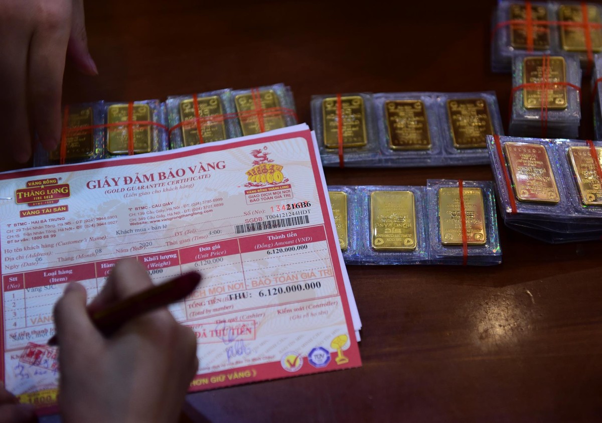 Mang hơn 6 tỷ mua 100 cây vàng ngày giá vàng lên “cơn điên”  ảnh 9