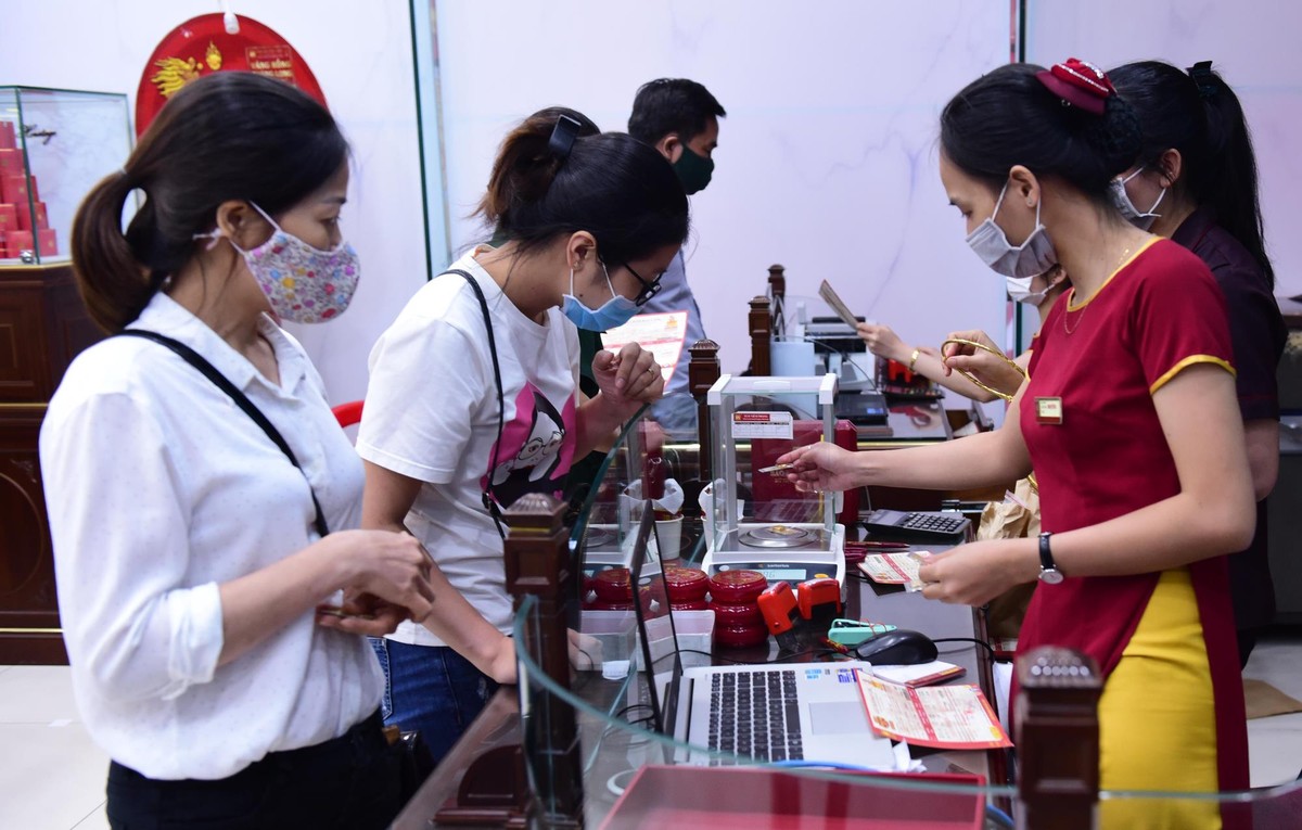 Mang hơn 6 tỷ mua 100 cây vàng ngày giá vàng lên “cơn điên”  ảnh 5