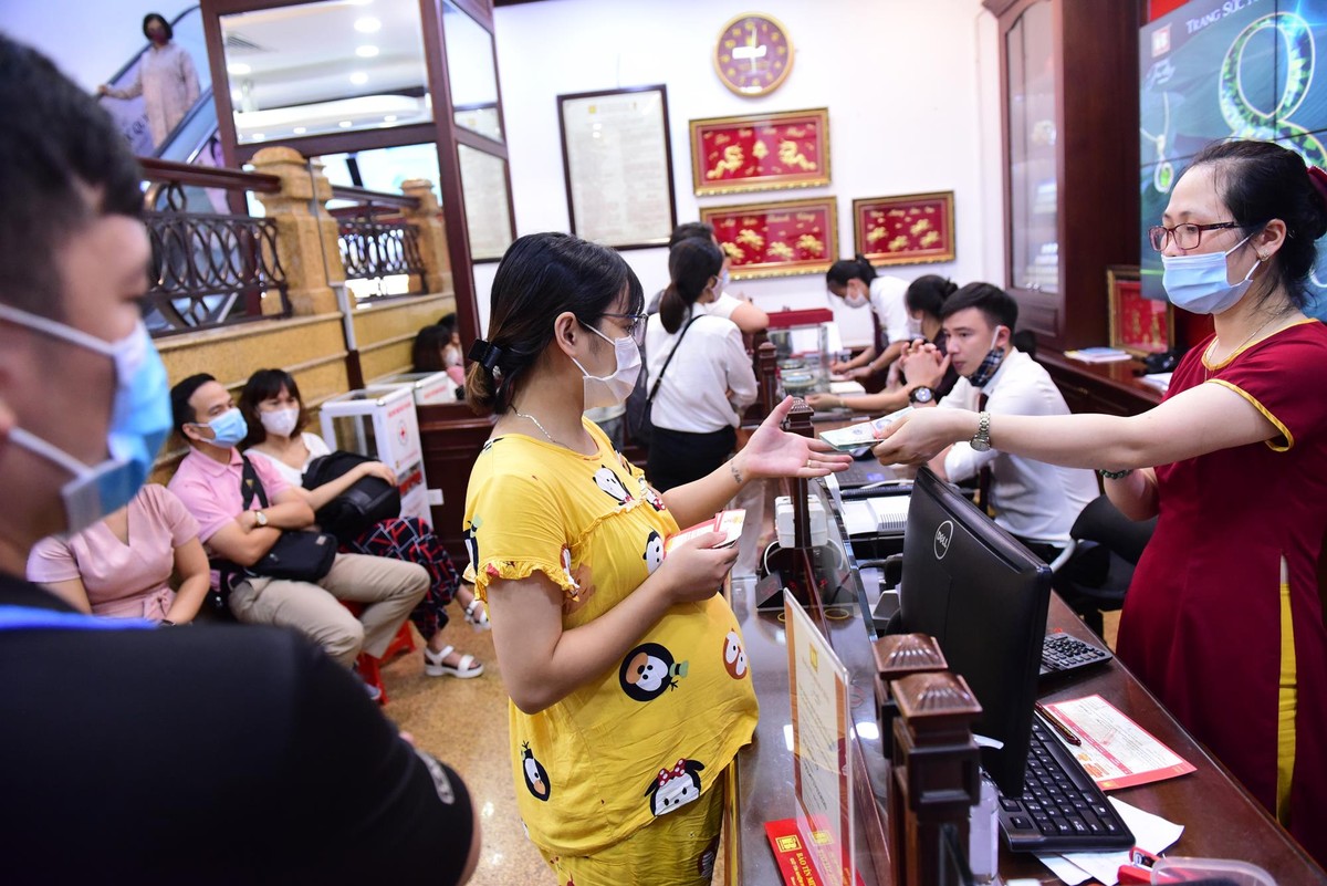 Mang hơn 6 tỷ mua 100 cây vàng ngày giá vàng lên “cơn điên”  ảnh 4