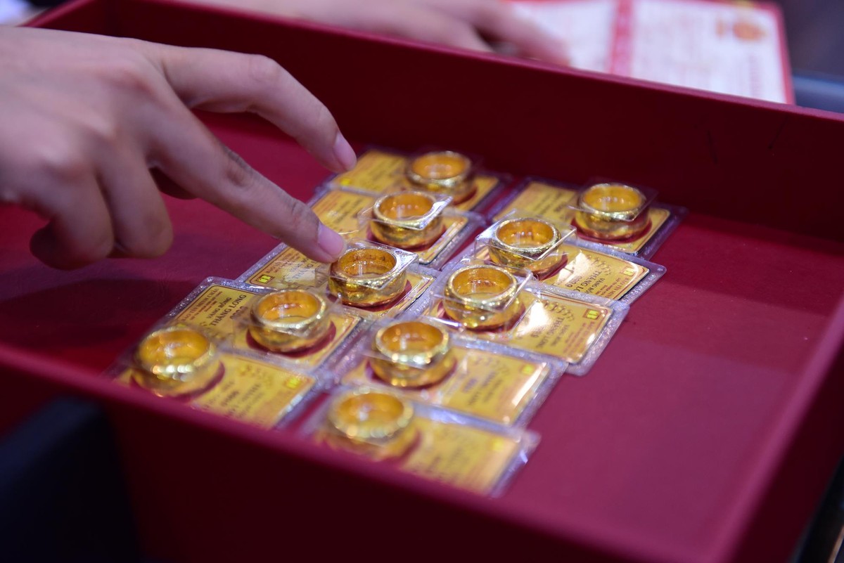 Mang hơn 6 tỷ mua 100 cây vàng ngày giá vàng lên “cơn điên”  ảnh 11