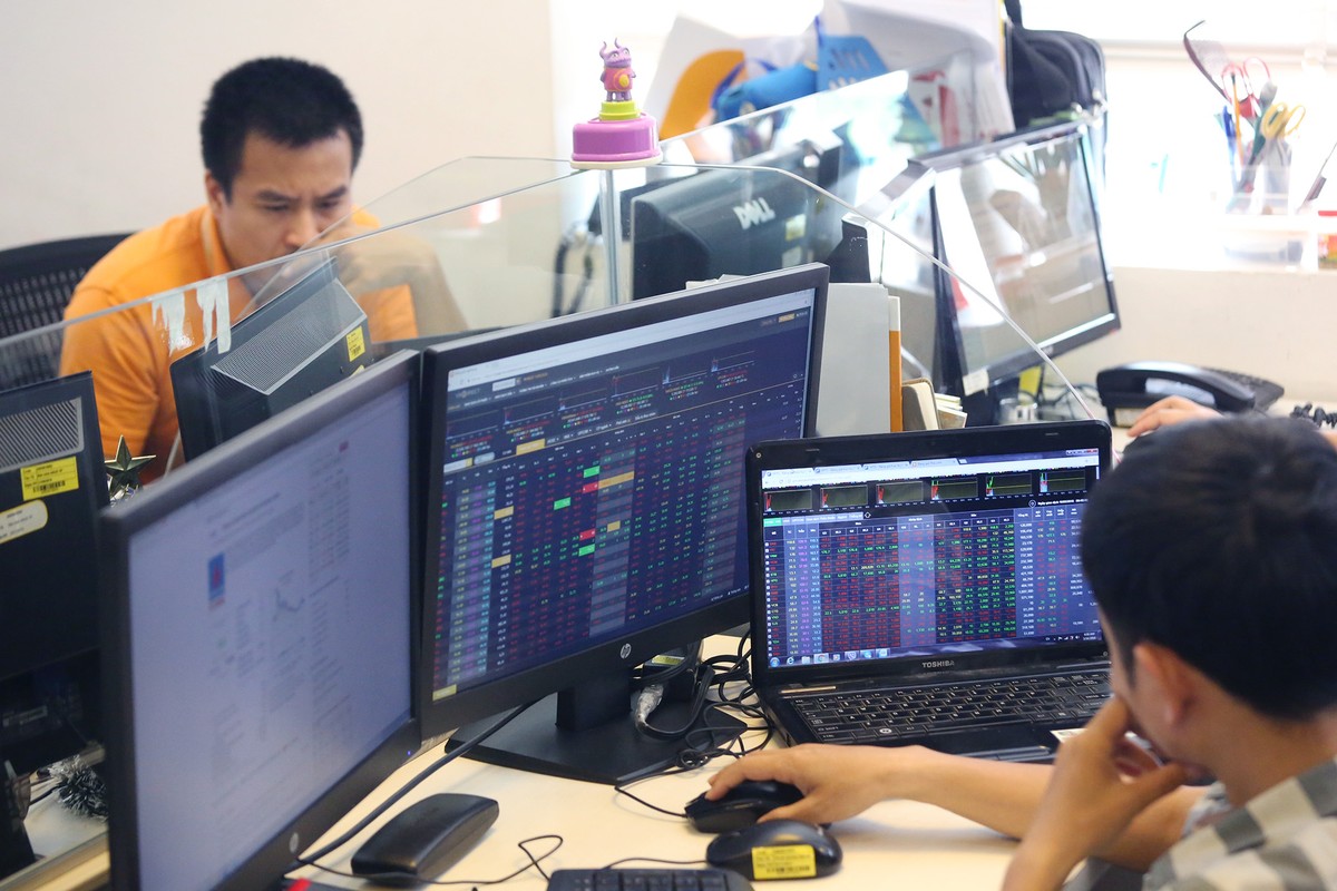 Hình ảnh nhân vật hoạt hình được để giữa bàn của môi giới chứng khoán VNDIRECT.