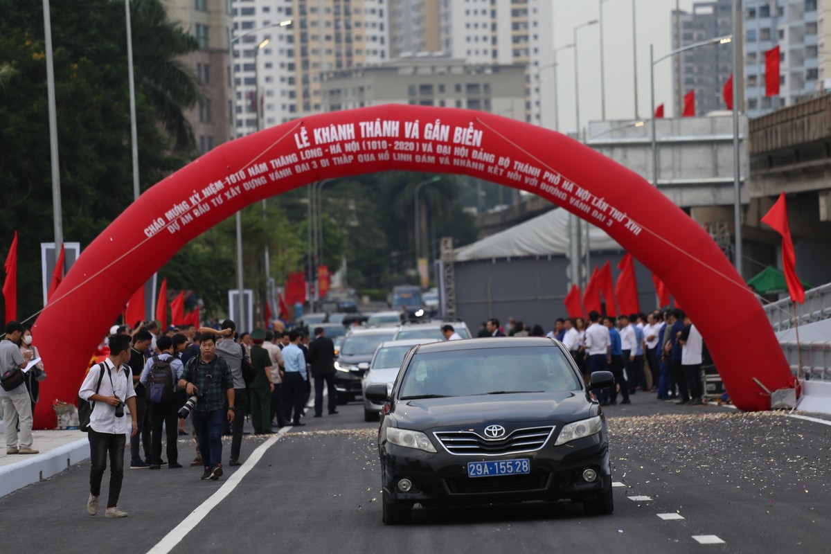 Được khởi công xây dựng từ tháng 11/2019 với tổng mức đầu tư hơn 340 tỷ đồng, hôm nay (6/10), dự án đã hoàn thiện, thông xe. Cây cầu được kỳ vọng sẽ giảm áp lực cho đường Nguyễn Hữu Thọ, đường vành đai 3 trên cao qua cửa ngõ phía nam Thủ đô. Để xây dựng được hàng trăm trụ cầu, đơn vị thi công đã ngăn đôi hồ Linh Đàm. Sau khi dự án hoàn thành, mặt nước được trả lại như nguyên trạng. Trên hai cầu cạn đều có hành lang đi bộ rộng 1,75 m được lát đá, phía bên ngoài lắp đặt hệ thống lan can bằng thép cao khoảng 0,6 m và đèn chiếu sáng sử dụng bóng LED tiết kiệm điện. Mỗi bên cầu vượt được thiết kế một nhánh lên xuống kết nối với đường vành đai 3 trên cao và cầu vượt phía dưới. Lối dẫn vào đường vành đai 3 được cắm biển báo, chỉ cho phép ôtô lưu thông. Người dân tại bán đảo Linh Đàm rất mong chờ cầu mới để giảm tải ùn tắc giao thông tại khu vực này.