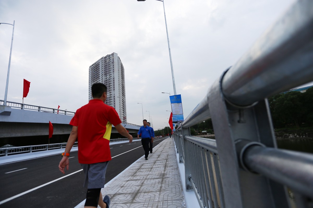 Trên hai cầu cạn đều có hành lang đi bộ rộng 1,75 m được lát đá, phía bên ngoài lắp đặt hệ thống lan can bằng thép cao khoảng 0,6 m và đèn chiếu sáng sử dụng bóng LED tiết kiệm điện. Mỗi bên cầu vượt được thiết kế một nhánh lên xuống kết nối với đường vành đai 3 trên cao và cầu vượt phía dưới. Lối dẫn vào đường vành đai 3 được cắm biển báo, chỉ cho phép ôtô lưu thông. Người dân tại bán đảo Linh Đàm rất mong chờ cầu mới để giảm tải ùn tắc giao thông tại khu vực này.