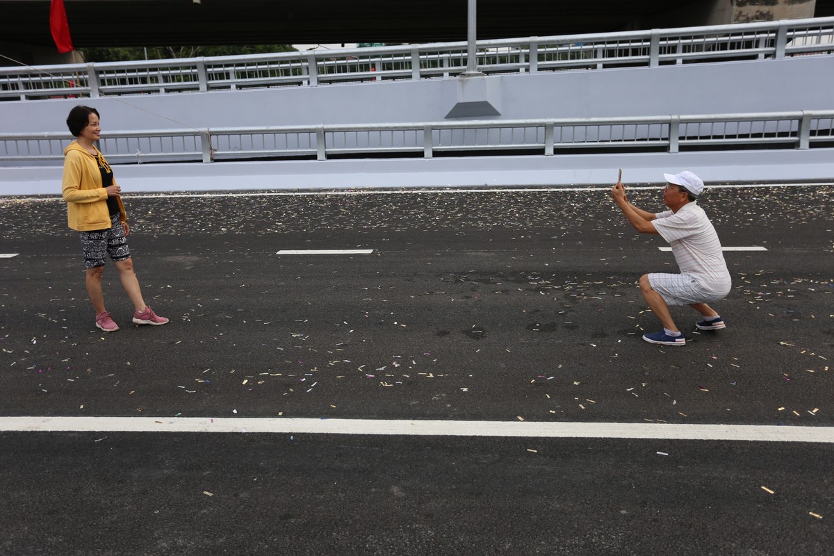 Người dân tại bán đảo Linh Đàm rất mong chờ cầu mới để giảm tải ùn tắc giao thông tại khu vực này.