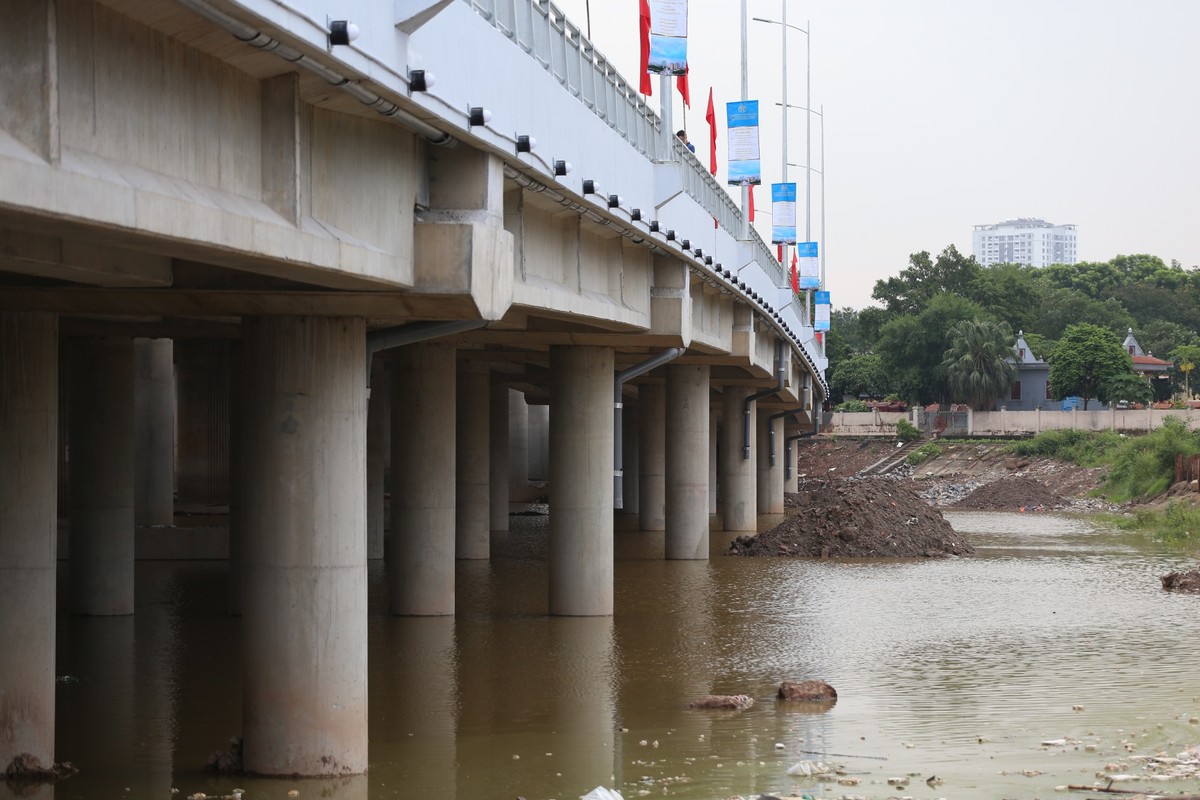 Để xây dựng được hàng trăm trụ cầu, đơn vị thi công đã ngăn đôi hồ Linh Đàm. Sau khi dự án hoàn thành, mặt nước được trả lại như nguyên trạng.