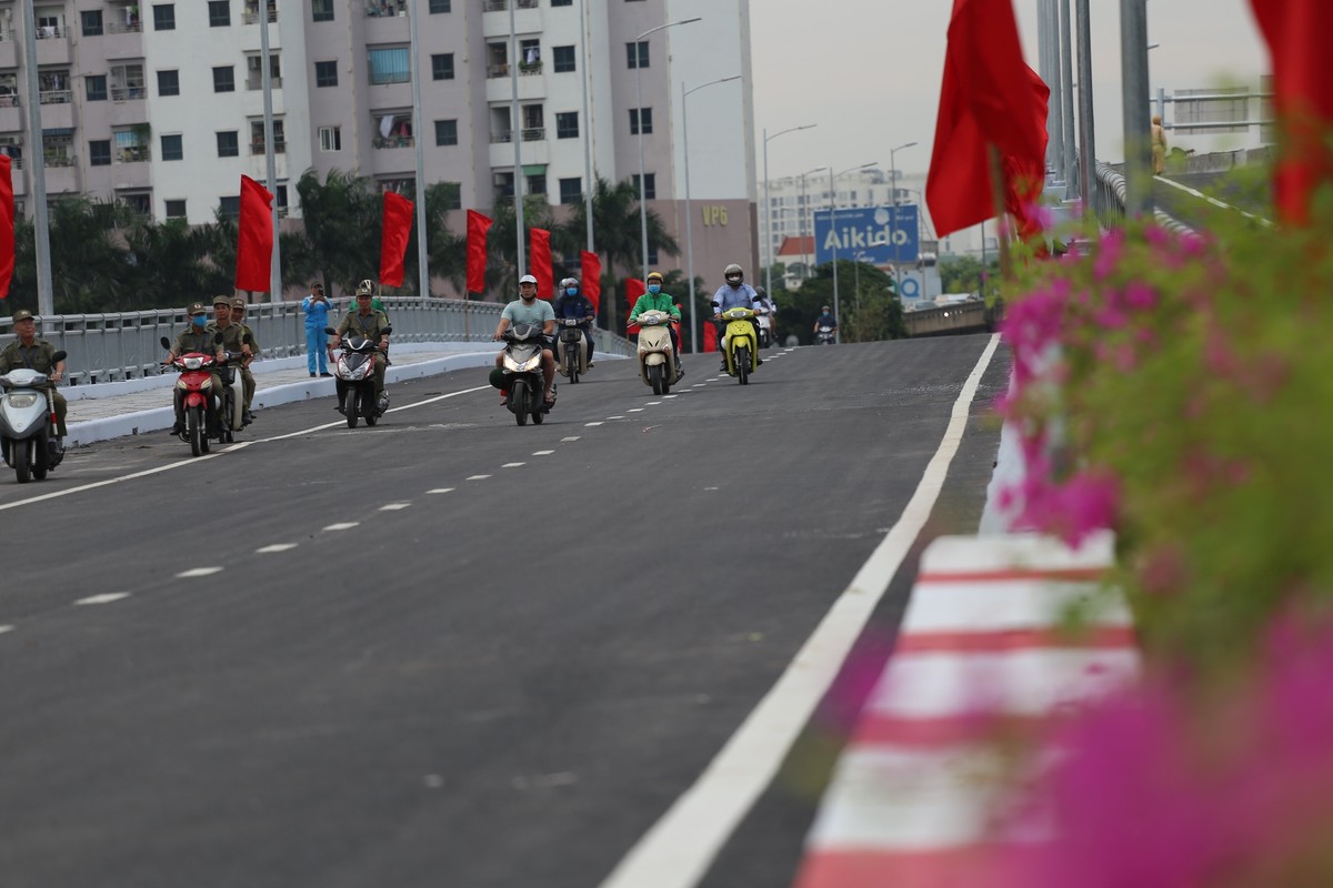 Cây cầu được kỳ vọng sẽ giảm áp lực cho đường Nguyễn Hữu Thọ, đường vành đai 3 trên cao qua cửa ngõ phía nam Thủ đô.