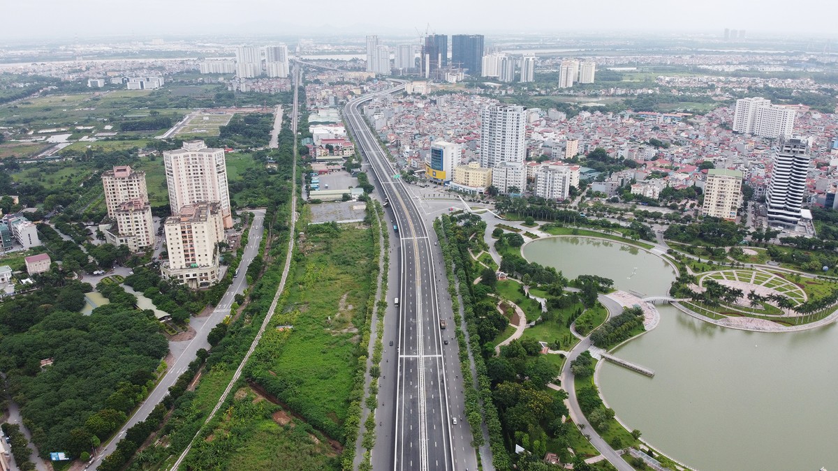 Dự án hiện được ví là dự án đường trên cao đẹp nhất Hà Nội và nhận được rất nhiều sự quan tâm của người dân. Tuy chỉ còn 2 ngày nữa sẽ chính thức thông xe, nhưng một số hạng mục của dự án vẫn chưa được hoàn thiện, đặc biệt là 6 lối lên xuống. Lối xuống Cổ Nhuế của dự án đang để trống trong sáng 8/10. Khu vực thi công các lối lên xuống chưa hoàn thiện, vẫn phải quây tôn trên đường Phạm Văn Đồng. Để cảnh báo các xe di chuyển, chủ đầu tư đang tạm thời... che đi biển chỉ dẫn lối lên xuống. Cảnh báo được dán đỏ che lối xuống khu vực công viên Hòa Bình, Cổ Nhuế, Xuân Đỉnh. Tuy đã có cảnh báo nhưng liệu có đủ an toàn với những xe đang di chuyển trên đoạn đường có tốc độ tối đa lên tới 100km/h? Hiện tại, công nhân đang gấp rút thi công những hạng mục còn lại của công trình. Theo thông tin trên báo chí, sau khi phần cầu chính được thông xe, các nhà thầu sẽ tiếp tục triển khai thi công 6 nhánh lên xuống và dự kiến kết thúc toàn bộ vào cuối tháng 12/2020.