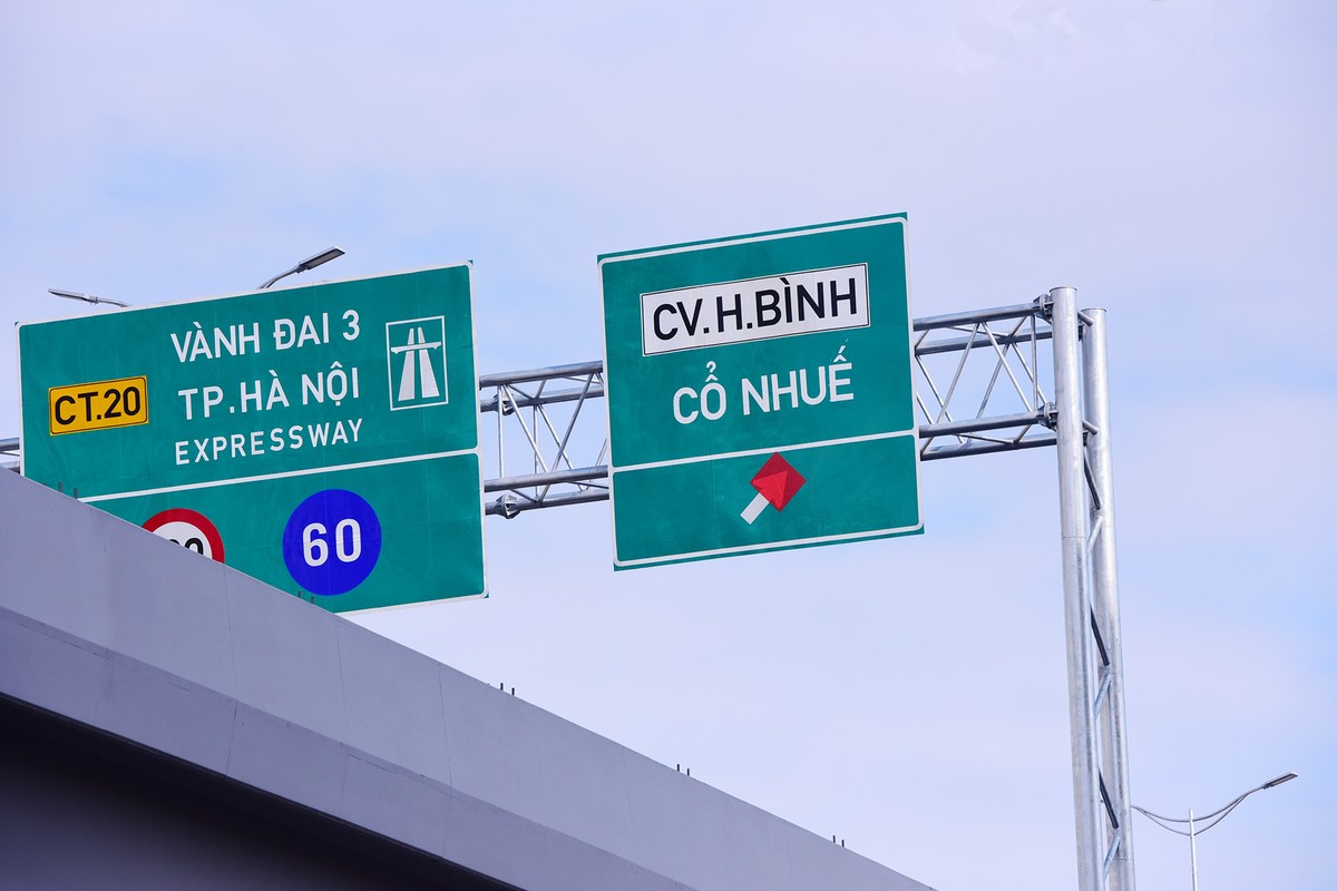 Để cảnh báo các xe di chuyển, chủ đầu tư đang tạm thời... che đi biển chỉ dẫn lối lên xuống.