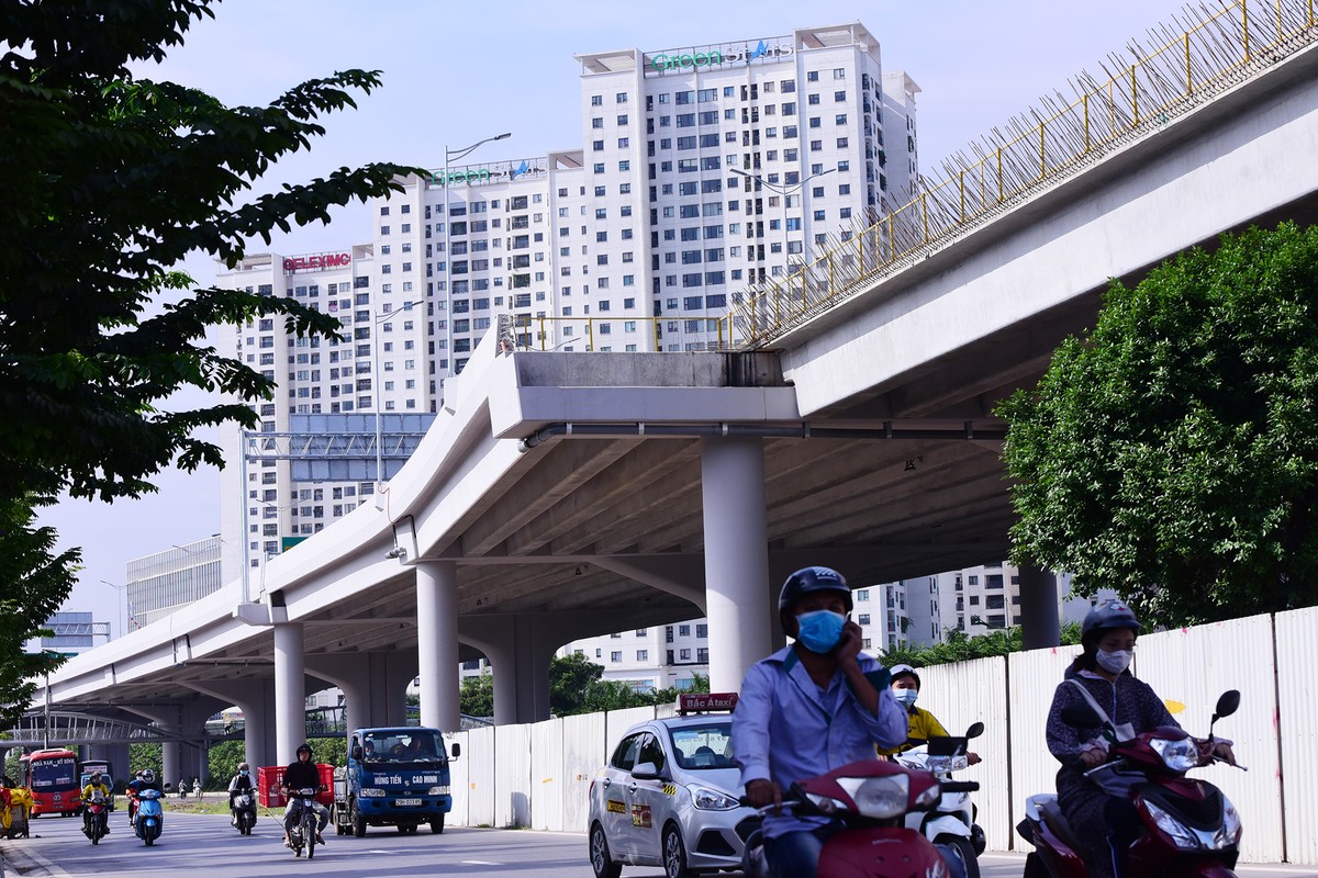 Tuy chỉ còn 2 ngày nữa sẽ chính thức thông xe, nhưng một số hạng mục của dự án vẫn chưa được hoàn thiện, đặc biệt là 6 lối lên xuống. Lối xuống Cổ Nhuế của dự án đang để trống trong sáng 8/10.