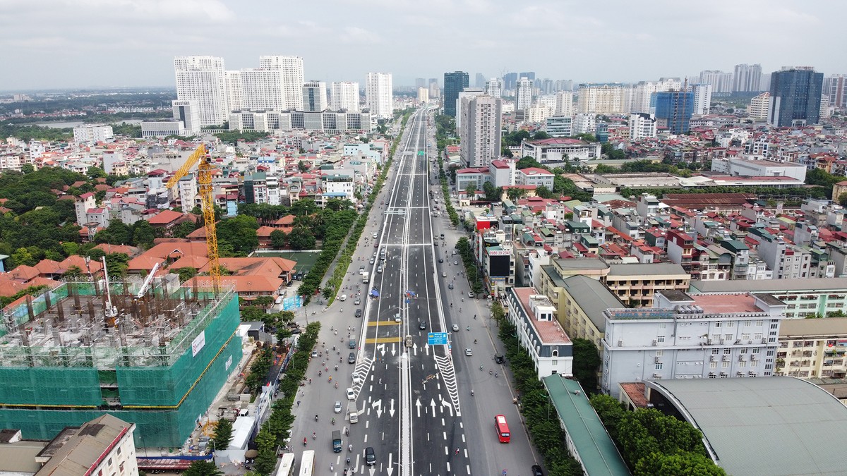 Dự án xây dựng đường trên cao (cầu cạn) đoạn Mai Dịch - Nam Thăng Long thuộc đường vành đai 3 TP. Hà Nội được khởi công tháng 5/2018. Ảnh chụp tại điểm đầu dự án giao với cầu vượt Mai Dịch.