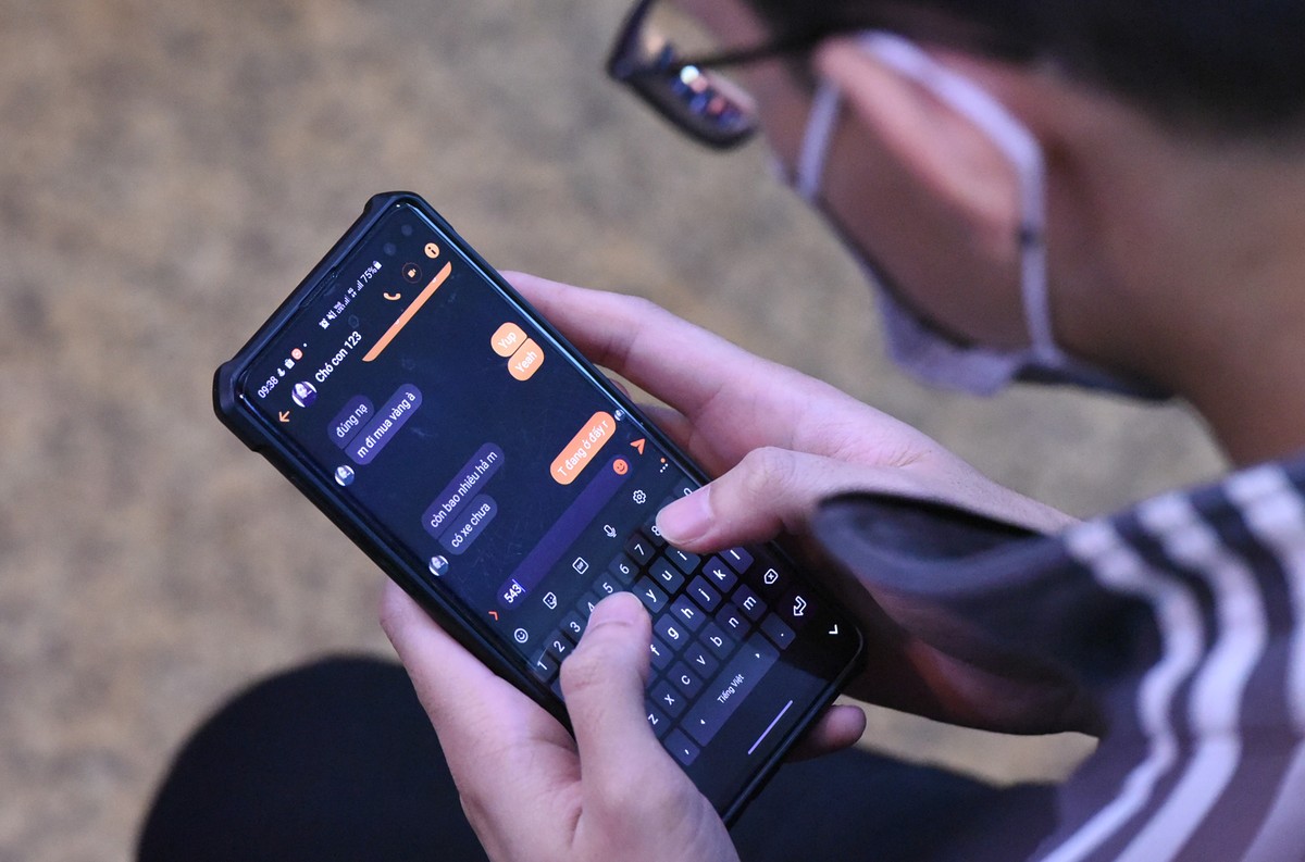 Trong lúc chờ đợi, giá vàng được cập nhật liên tục cho người nhà.