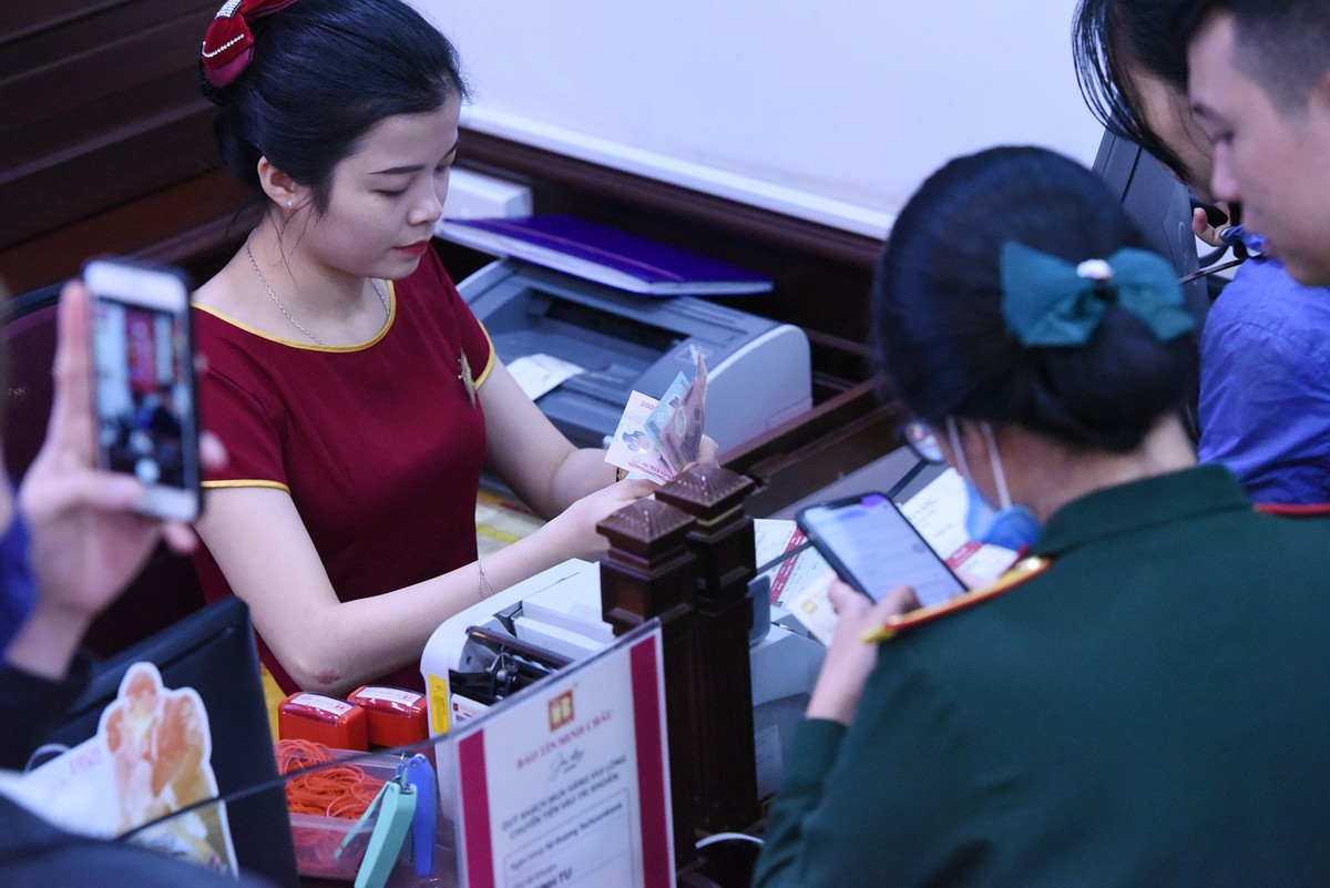 9h sáng, nhân viên nhà vàng làm việc không ngơi tay phục vụ khách hàng.