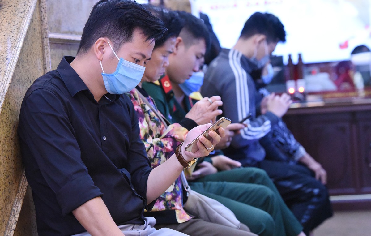 Nhiều người đã đến xếp hàng từ trước 9h sáng, khi hàng vàng chính thức mở cửa giao dịch.