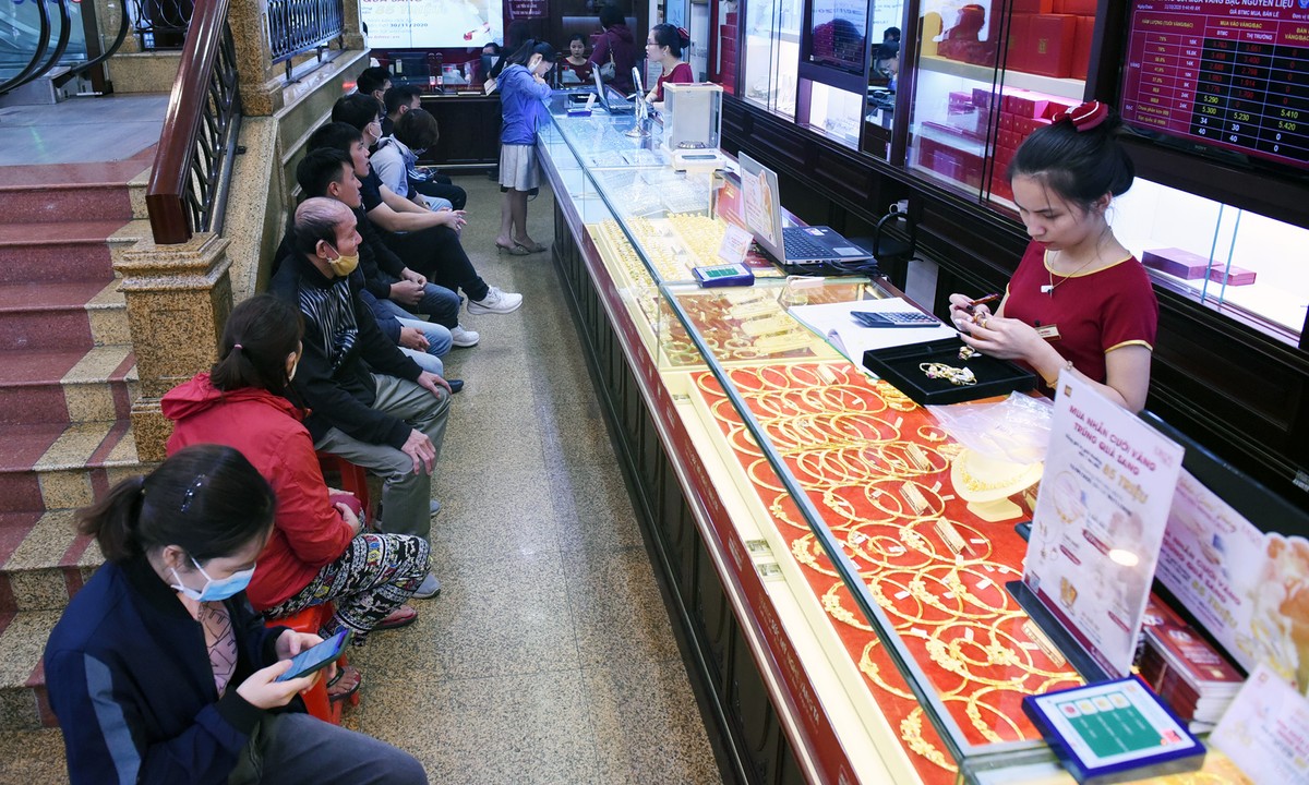 Để giảm tải cho khu vực giao dịch, nhà vàng phải sắp ghế cho khách hàng ngồi đợi từ xa.