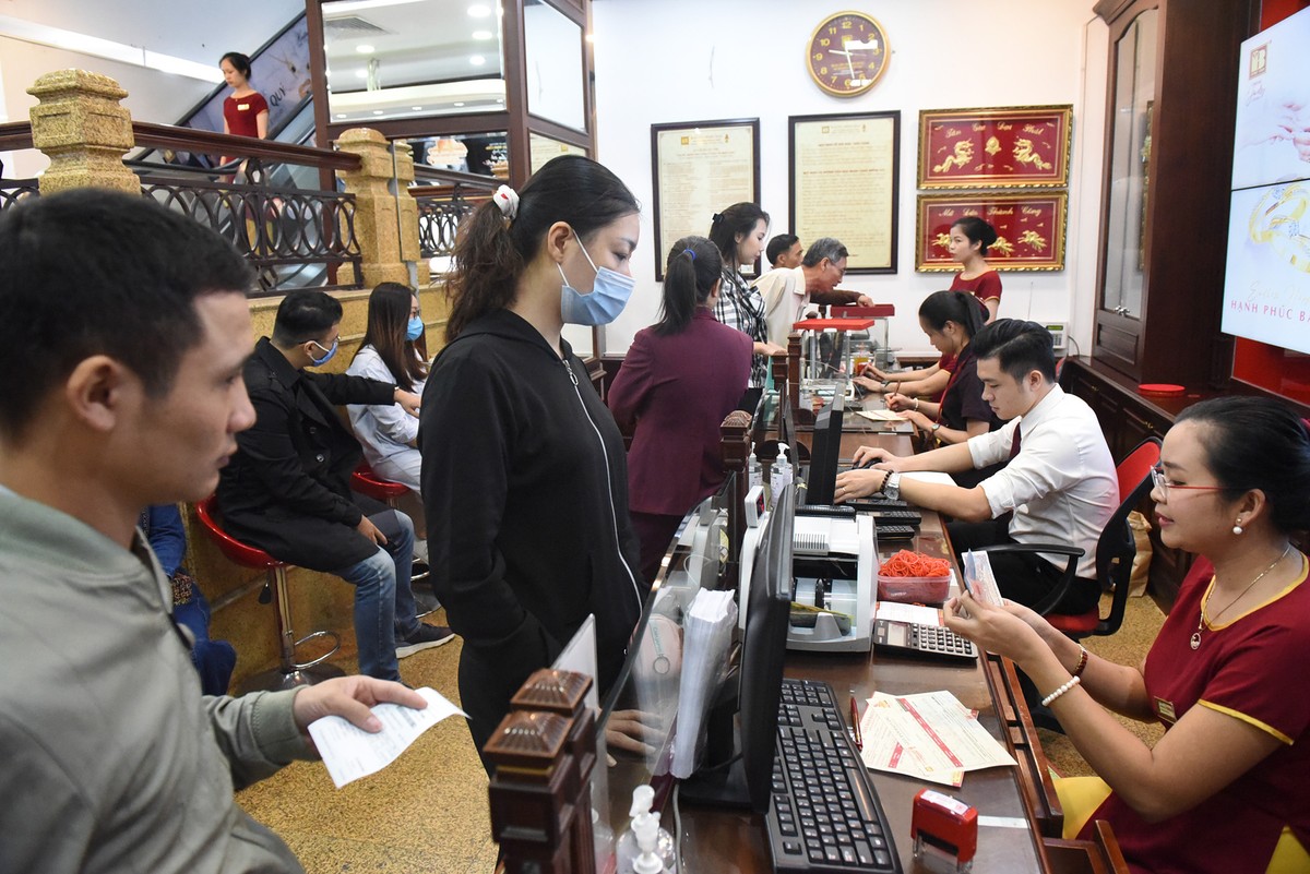 Thương hiệu vàng Rồng Thăng Long của Bảo Tín Minh Châu tính đến đầu giờ sáng nay giảm 830.000 đồng/lượng chiều mua vào và 780.000 đồng/lượng chiều bán ra so với cuối ngày hôm qua, hiện đứng ở mức 53,68 – 54,38 triệu đồng/lượng (mua vào - bán ra).