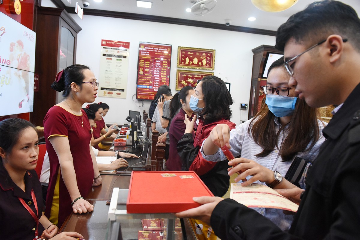 Quang cảnh mua bán sôi động trong một hiệu vàng trên đường Cầu Giấy sáng 10/11.