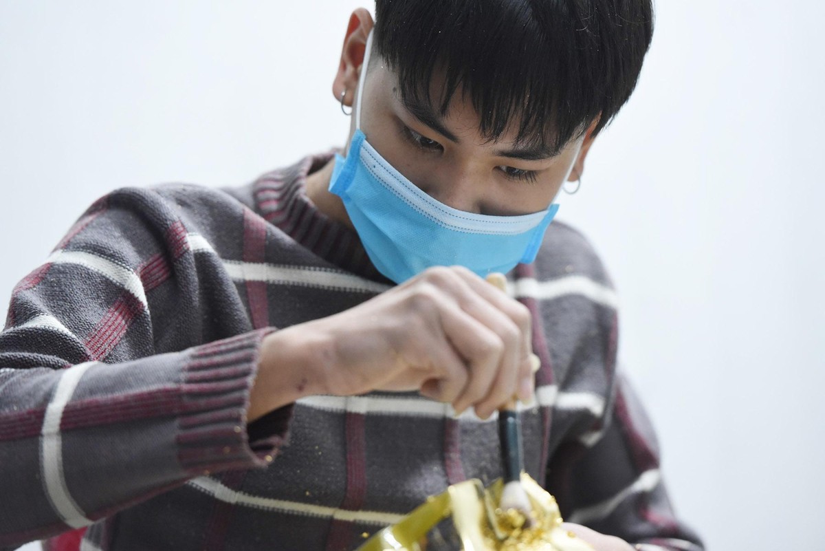 Theo anh Phạm Long, thợ chế tác có 2 năm kinh nghiệm, mỗi tượng trâu được gắn 25 tấm lá vàng 24K . Theo anh Phạm Long, thợ chế tác có 2 năm kinh nghiệm, mỗi tượng trâu được gắn 25 tấm lá vàng 24K .