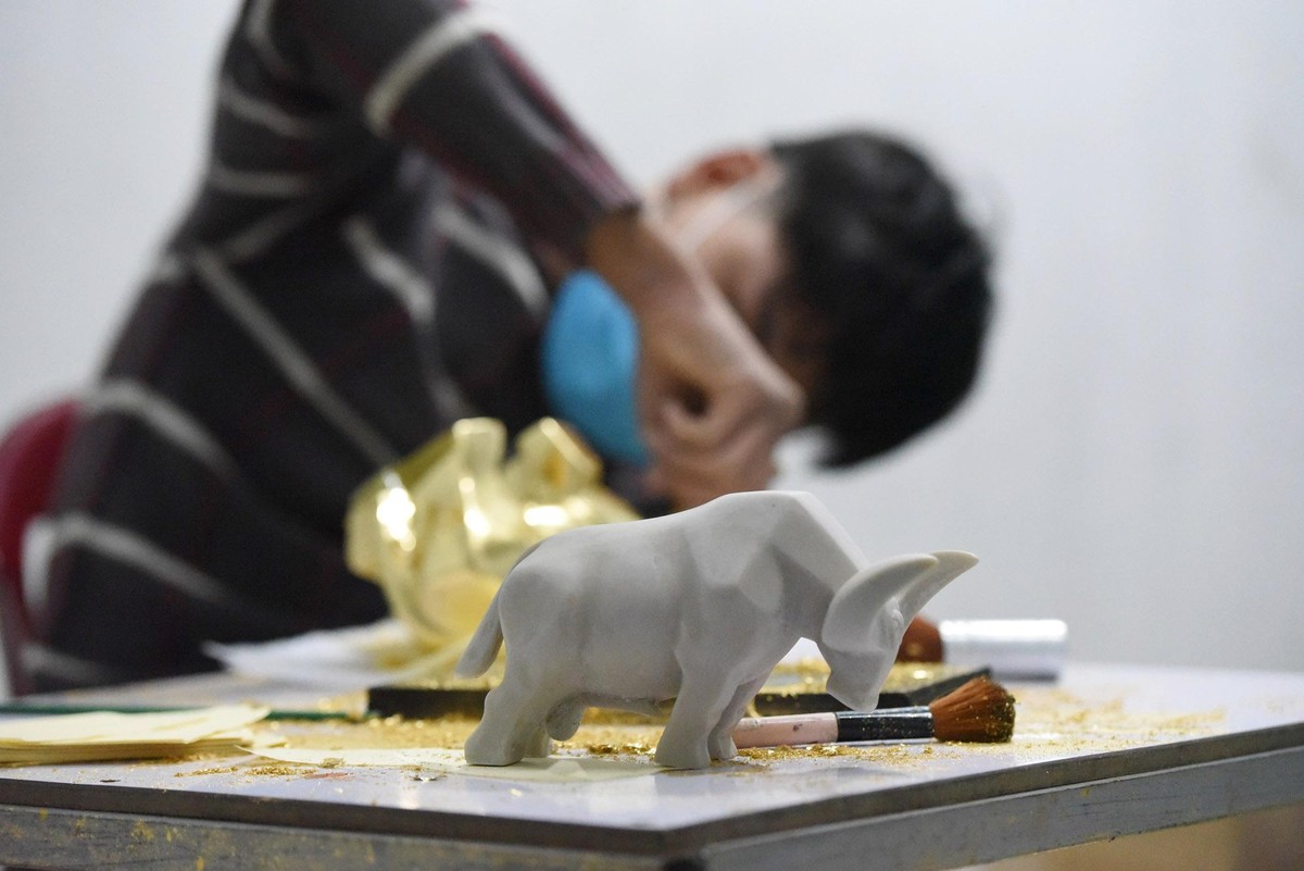 Mẫu "trâu chứng khoán" đang được chuẩn bị ra mắt. Chủ cơ sở chế tác cho biết đã có nhiều người đặt hàng trước mẫu trâu vàng này. Mẫu "trâu chứng khoán" đang được chuẩn bị ra mắt. Chủ cơ sở chế tác cho biết đã có nhiều người đặt hàng trước mẫu trâu vàng này.