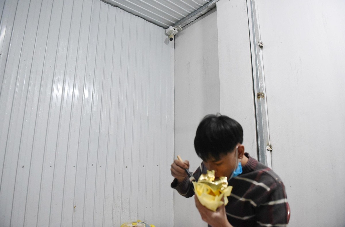 Quy trình dát lá vàng được diễn ra trong khu vực kín chỉ có duy nhất một người thợ được tham gia. Quy trình dát lá vàng được diễn ra trong khu vực kín chỉ có duy nhất một người thợ được tham gia.