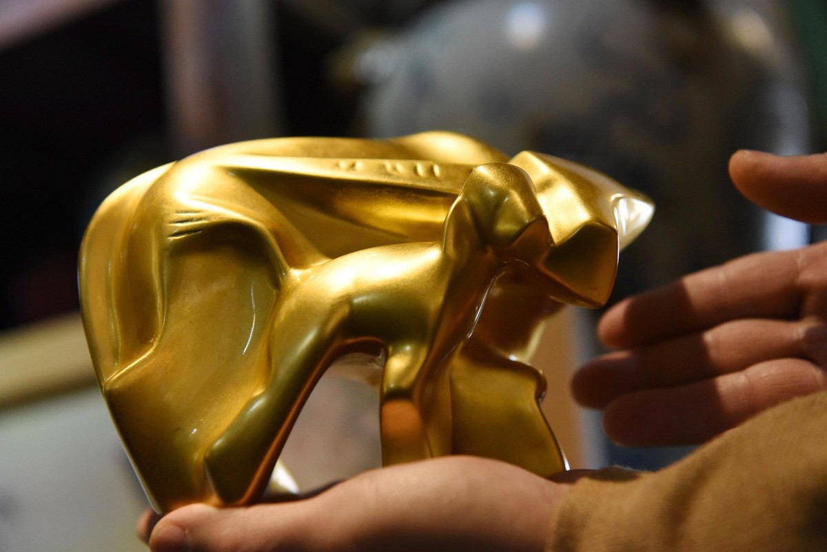 Theo quan niệm về phong thủy đặt tượng trâu trong nhà có khả năng thu hút tiền tài, phước lộc từ các hướng, thuận lợi trong mọi việc, tiền vô như nước, an khang thịnh vượng. Theo quan niệm về phong thủy đặt tượng trâu trong nhà có khả năng thu hút tiền tài, phước lộc từ các hướng, thuận lợi trong mọi việc, tiền vô như nước, an khang thịnh vượng.