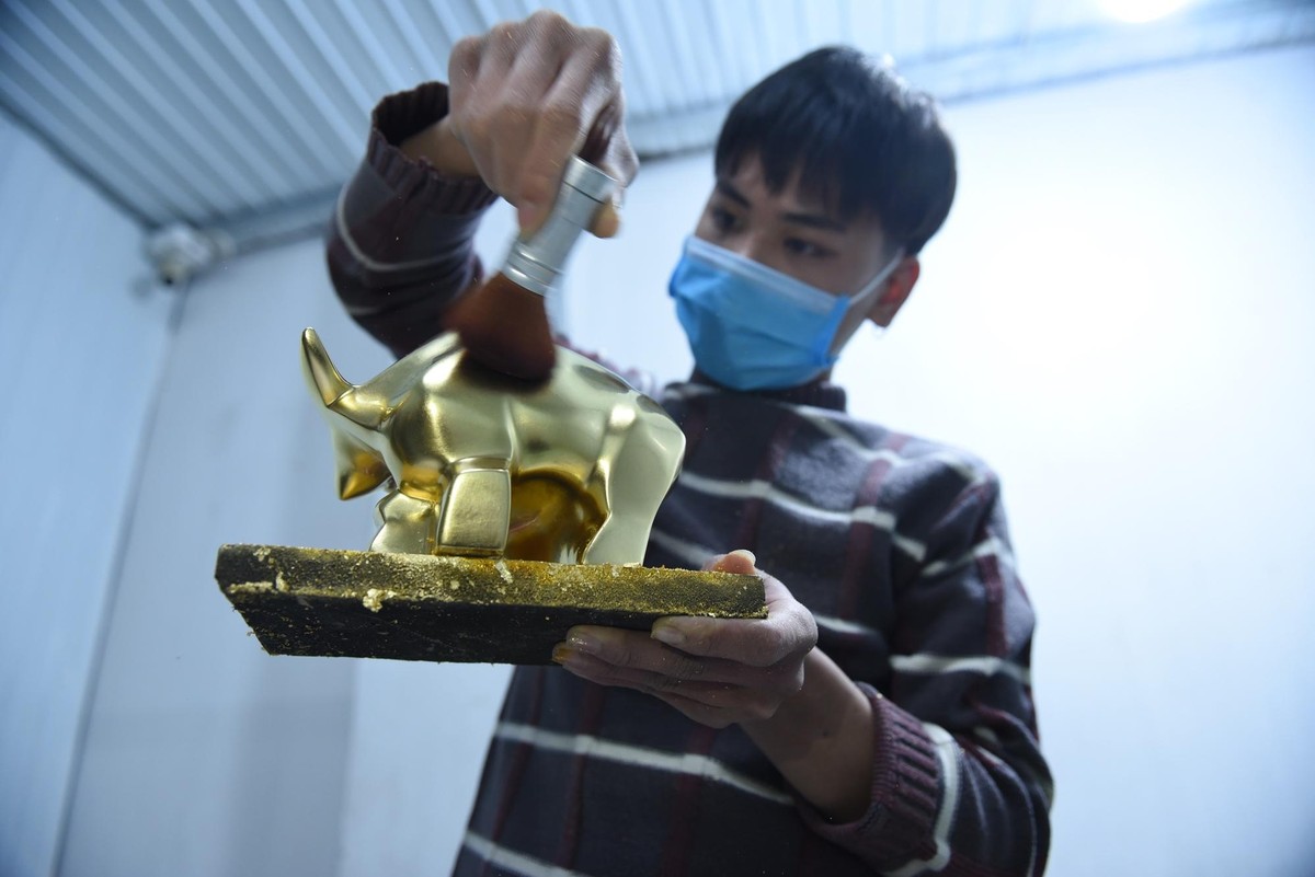 Để hoàn thiện một bức tượng nặng khoảng 2,5kg sẽ phải trải qua tất cả các công đoạn như sơn, mài, dát, bóng... trong khoảng 10 ngày. Để hoàn thiện một bức tượng nặng khoảng 2,5kg sẽ phải trải qua tất cả các công đoạn như sơn, mài, dát, bóng... trong khoảng 10 ngày.
