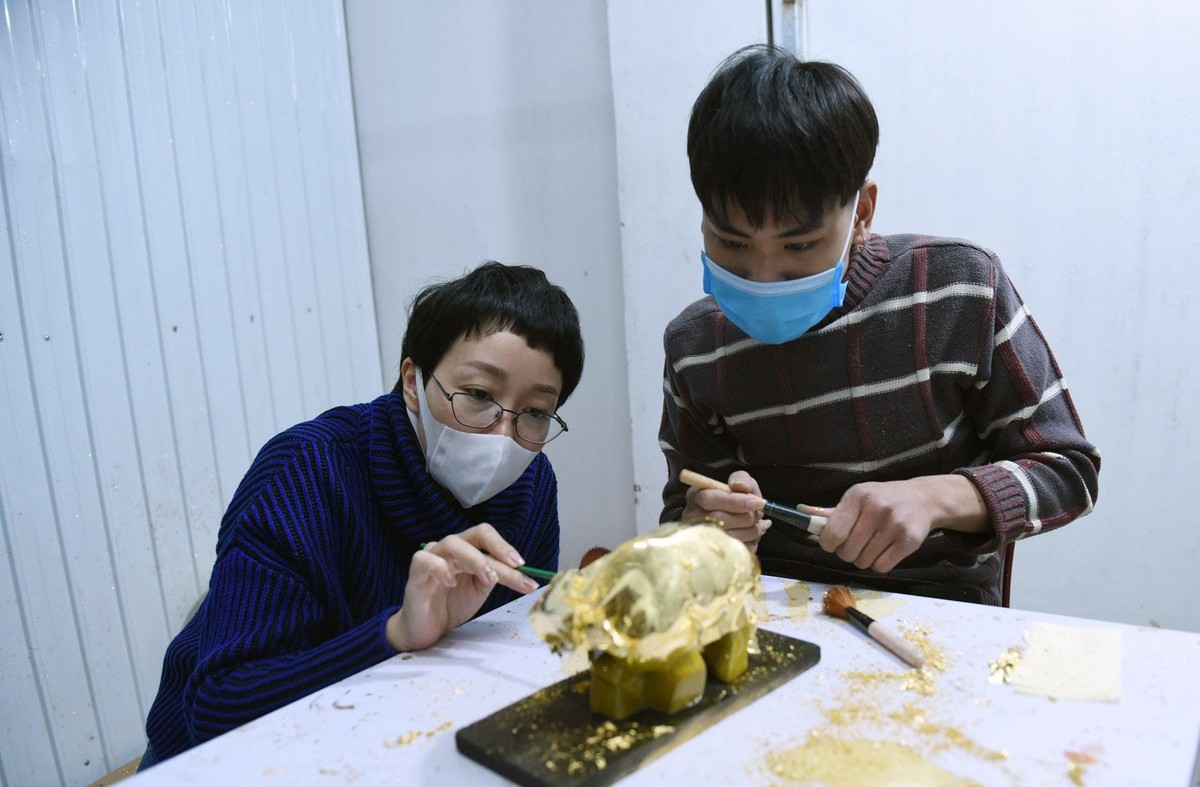 Nắm bắt được thị hiếu đó, chuẩn bị cho Tết Nguyên đán Tân Sửu 2021, nhiều sản phẩm có hình dáng trâu được các cơ sở kinh doanh tung ra. Nắm bắt được thị hiếu đó, chuẩn bị cho Tết Nguyên đán Tân Sửu 2021, nhiều sản phẩm có hình dáng trâu được các cơ sở kinh doanh tung ra.