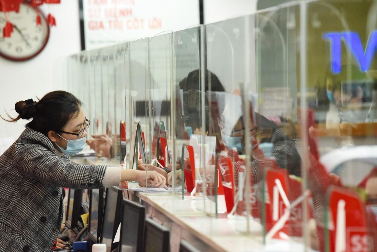 Nhân viên Công ty Chứng khoán SSI cũng liên tục phục vụ khách hàng.