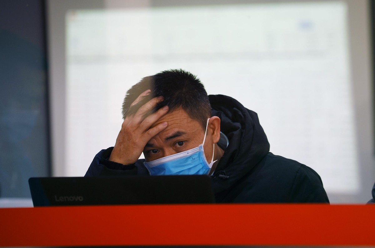 Nhiều nhà đầu tư không khỏi cảm thấy sốc, nhất là đối với các F0 chỉ mới tham gia vào thị trường trong giai đoạn tăng điểm khủng vừa qua. Chốt phiên sáng, , VN-Index giảm 74,71 điểm (-6,27%), mức giảm lịch sử về số điểm tuyệt đối đối với thị trường chứng khoán Việt Nam.