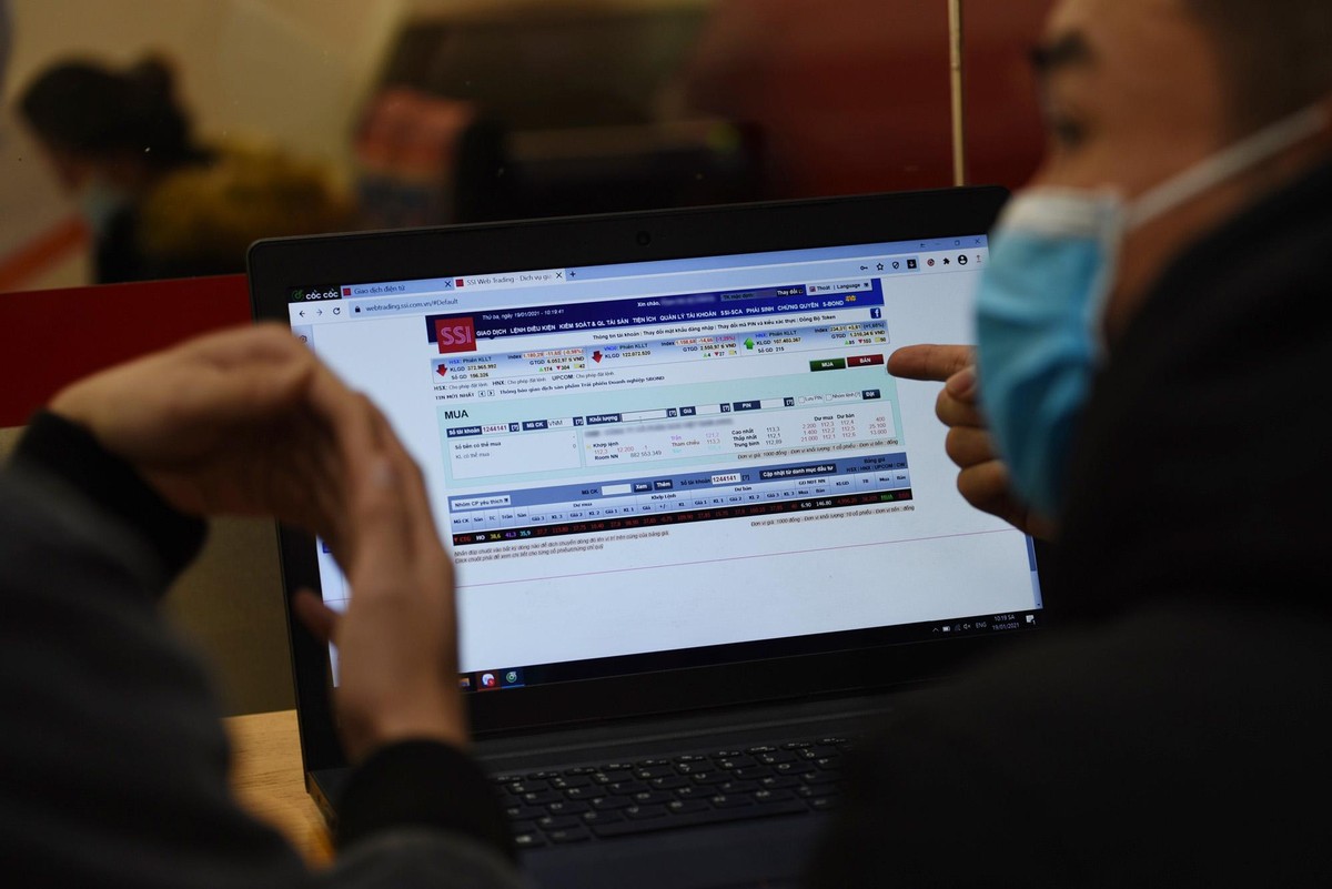 Các mã lớn nhỏ thi nhau nằm sàn, nhưng nhiều nhà đầu tư tranh thủ cơ hội thị trường giảm sâu đã xuống tiền mua vào. Tổng khối lượng giao dịch của phiên sáng đạt 827,86 triệu đơn vị, giá trị 16.159 tỷ đồng, tăng gần 83% về khối lượng và gần 60% về giá trị so với phiên sáng đầu tuần ngày 18/1.