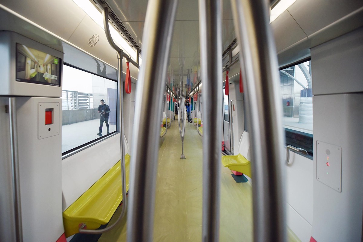 Khoang tàu có tông màu xanh lá mạ, trắng và hồng. Các hàng ghế được thiết kế tối giản. Tàu có thể chở 944 đến 1.124 người, mật độ 6,6-8 người/m2, tốc độ thương mại 35 km/h, tốc độ thiết kế 80 km/h.