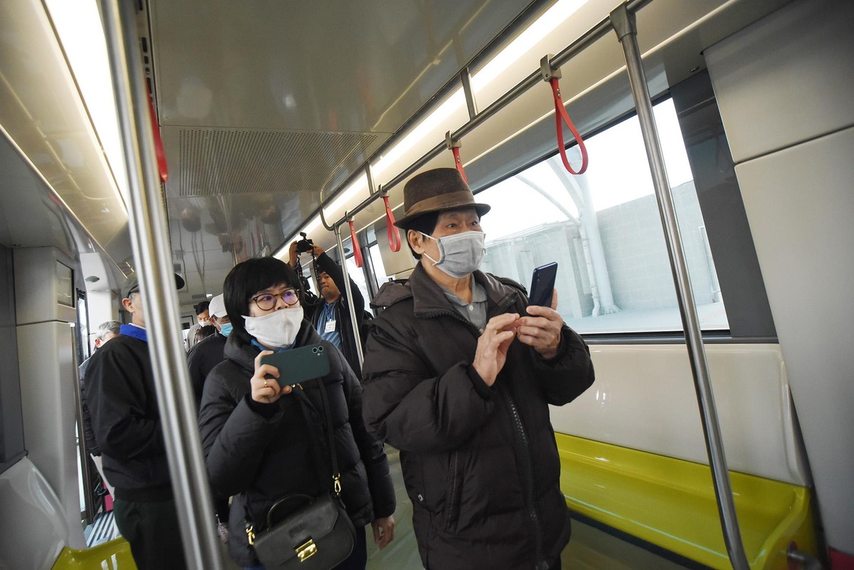 Người lên tham quan tàu ai cũng cầm sẵn điện thoại để lưu lại những hình ảnh đầu tiên của đoàn tàu mới.